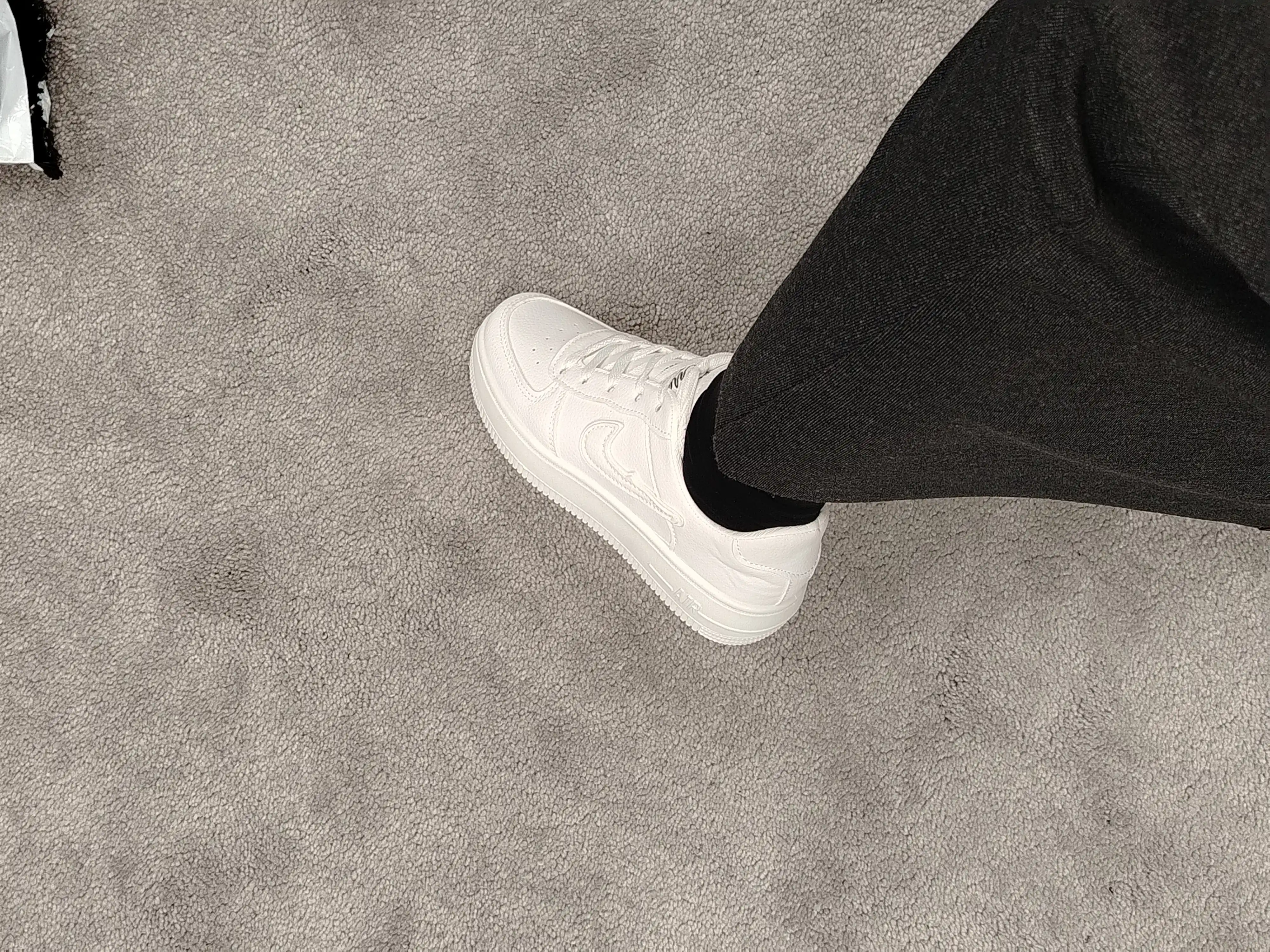 Nike’dan har qanday ob-havo uchun yumshoq va qulay oq AIR FORCE krossovkalari