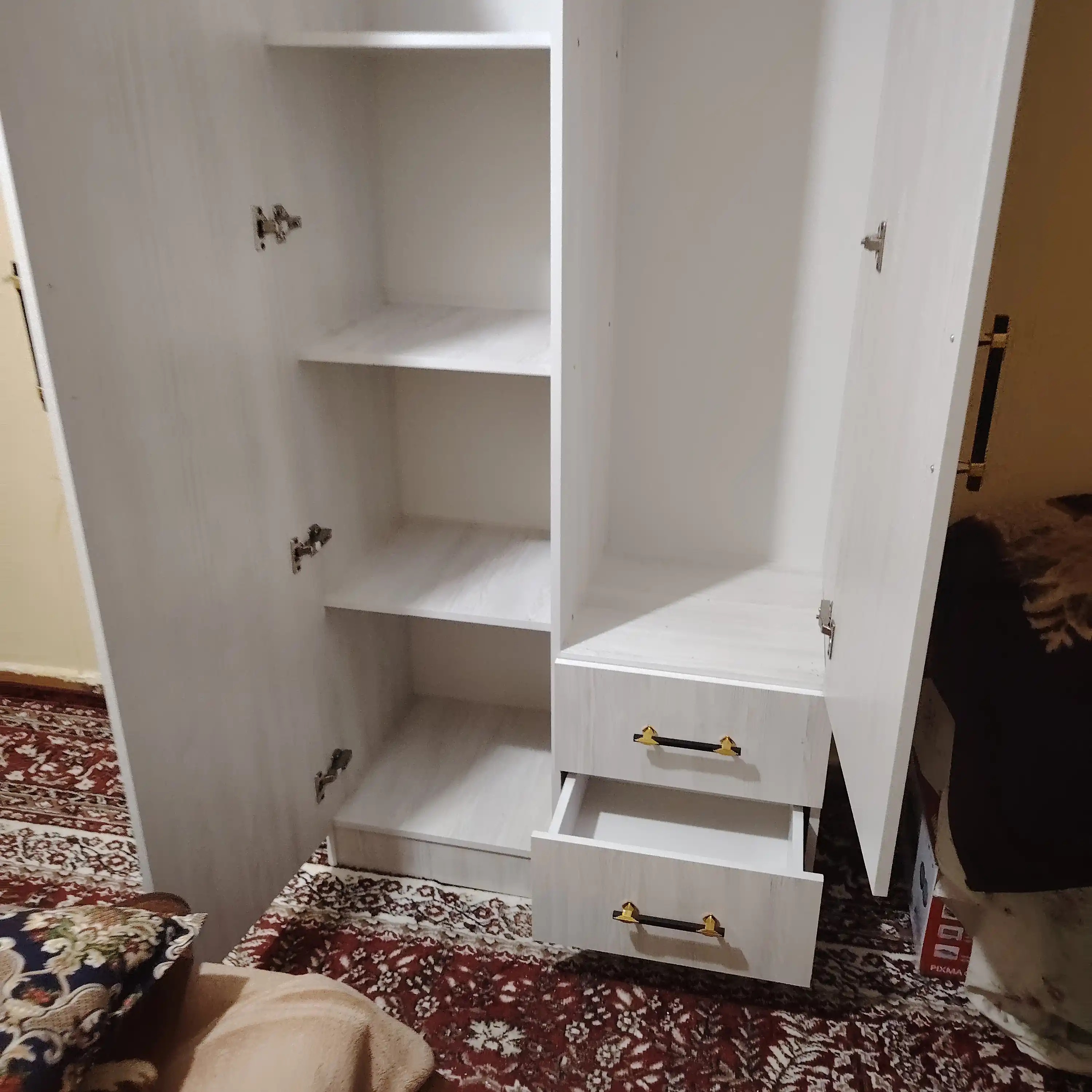 Шкаф для хранения одежды с двумя дверцами и ящиками