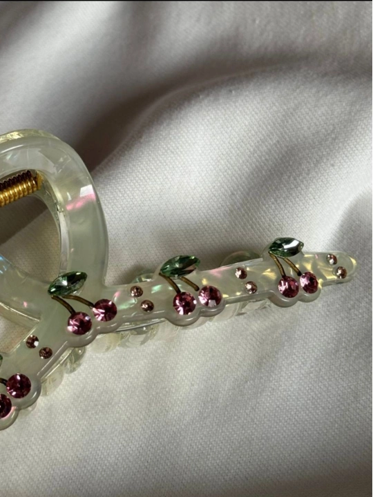 “Cherry Shine” Soch qisqichi – bezakli ayollar uchun