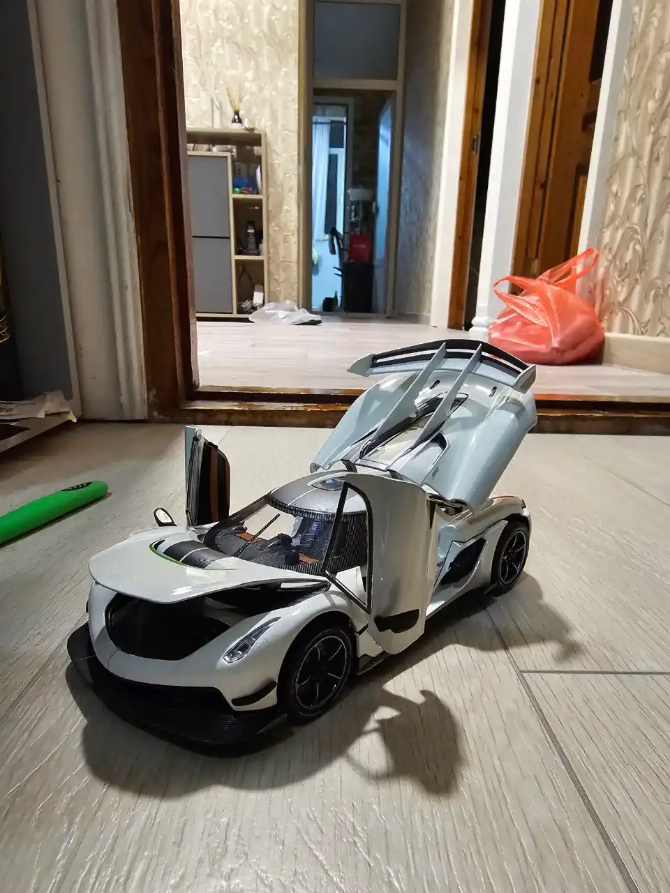Машина игрушка Keonigsegg Jesco 1:24 для подарка металическая