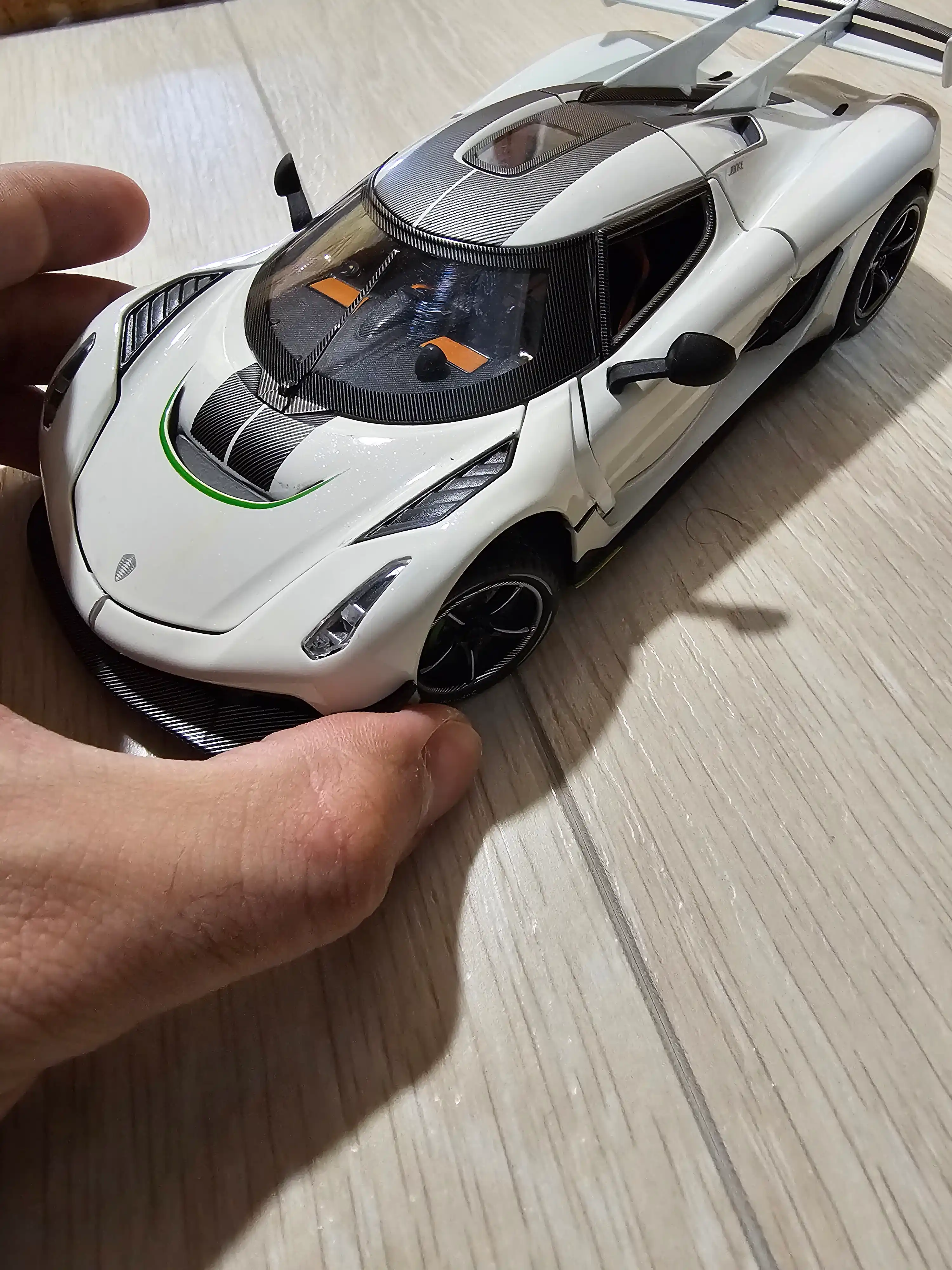 Машина игрушка Keonigsegg Jesco 1:24 для подарка металическая
