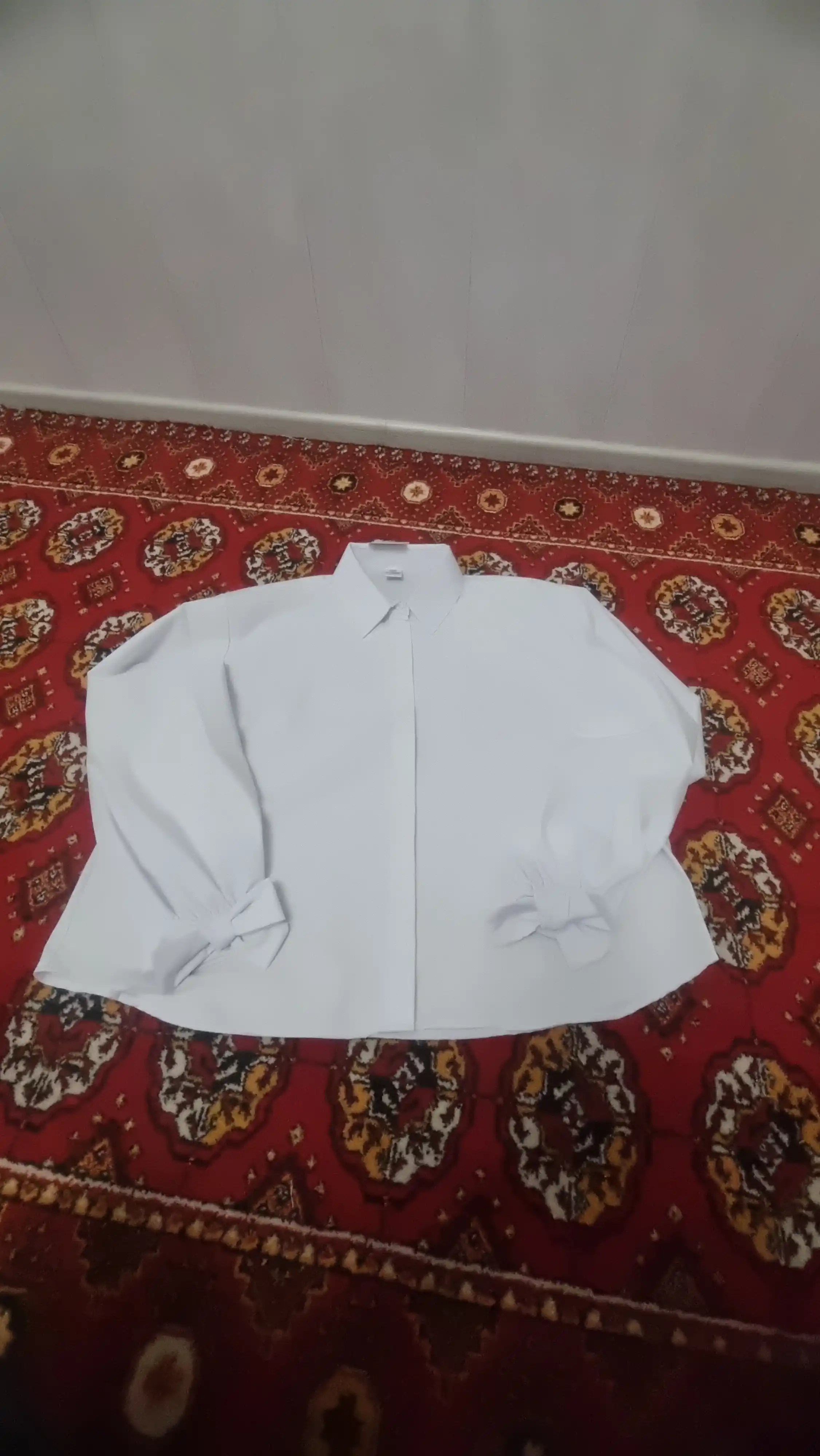 Uzun yengli va bantli ayollar bluzkasi, keng bichimli ofis ko‘ylagi