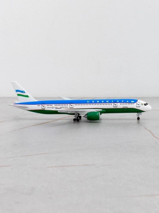 Борт №1, Модель самолёта Boeing 787-8 Dreamliner, правительство РУз, 20 см, металл + пластик