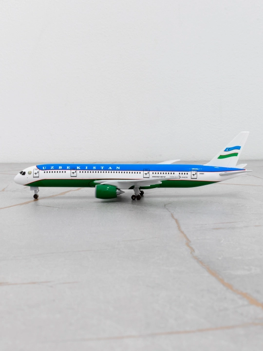 Борт №1, Модель самолёта Boeing 787-8 Dreamliner, правительство РУз, 20 см, металл + пластик