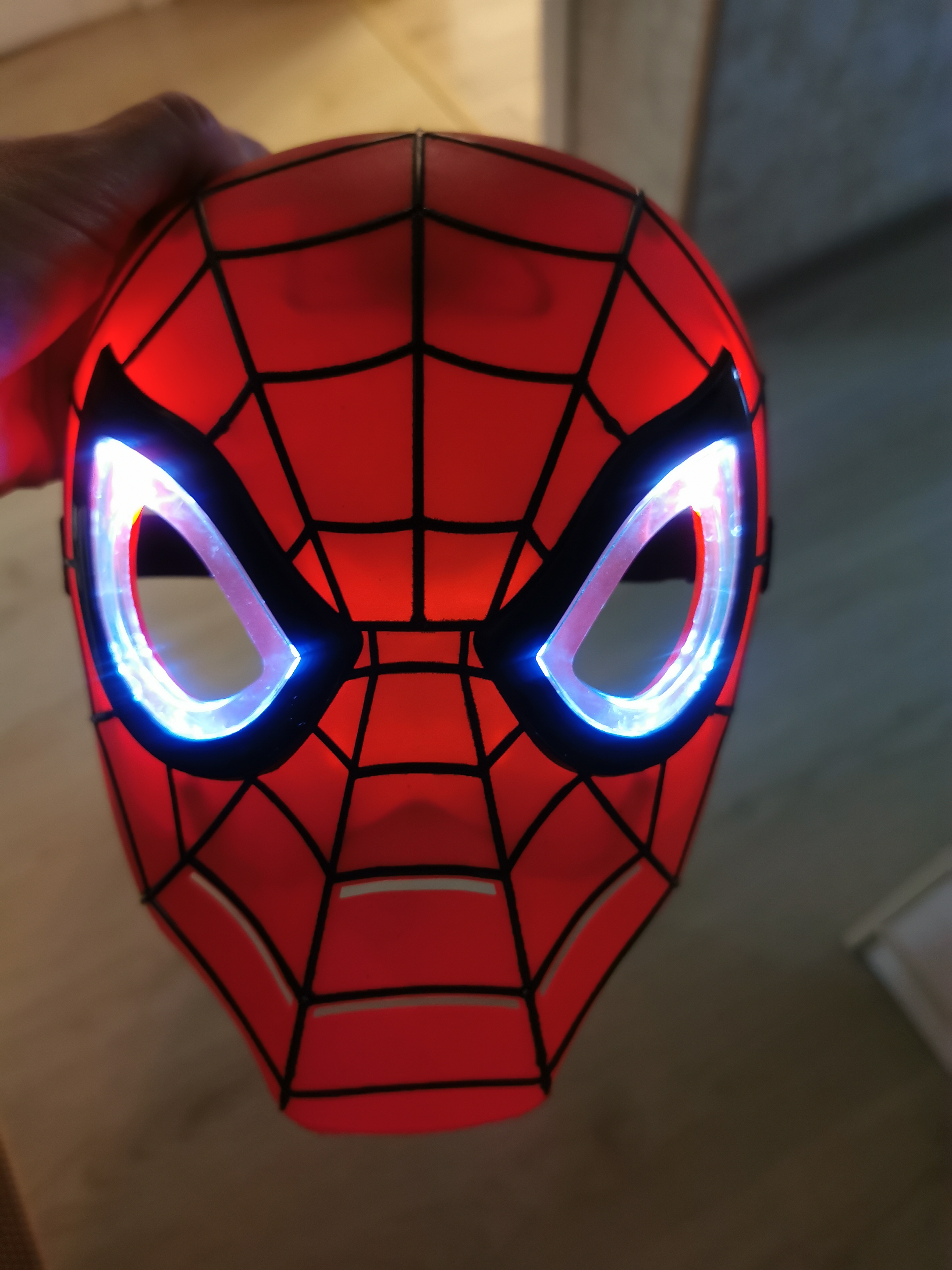 Marvel niqoblari, Batareya va yorug'lik bilan o'rgimchak odam niqobi, Ko'zlarni ochadi