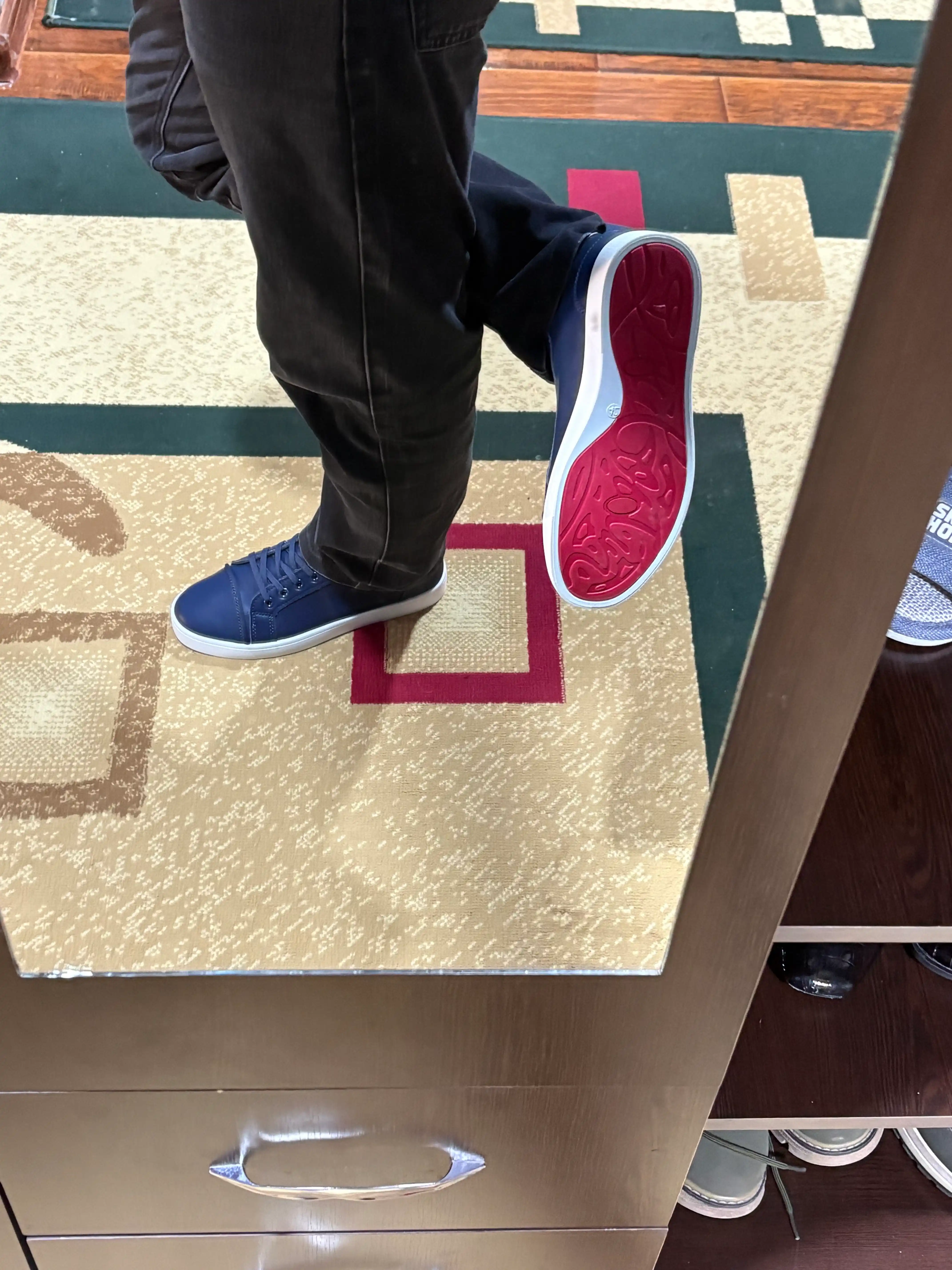 Christian Louboutin kedlari, erkaklar uchun, malomerka, 1 razmer kattasi tavsiya etiladi