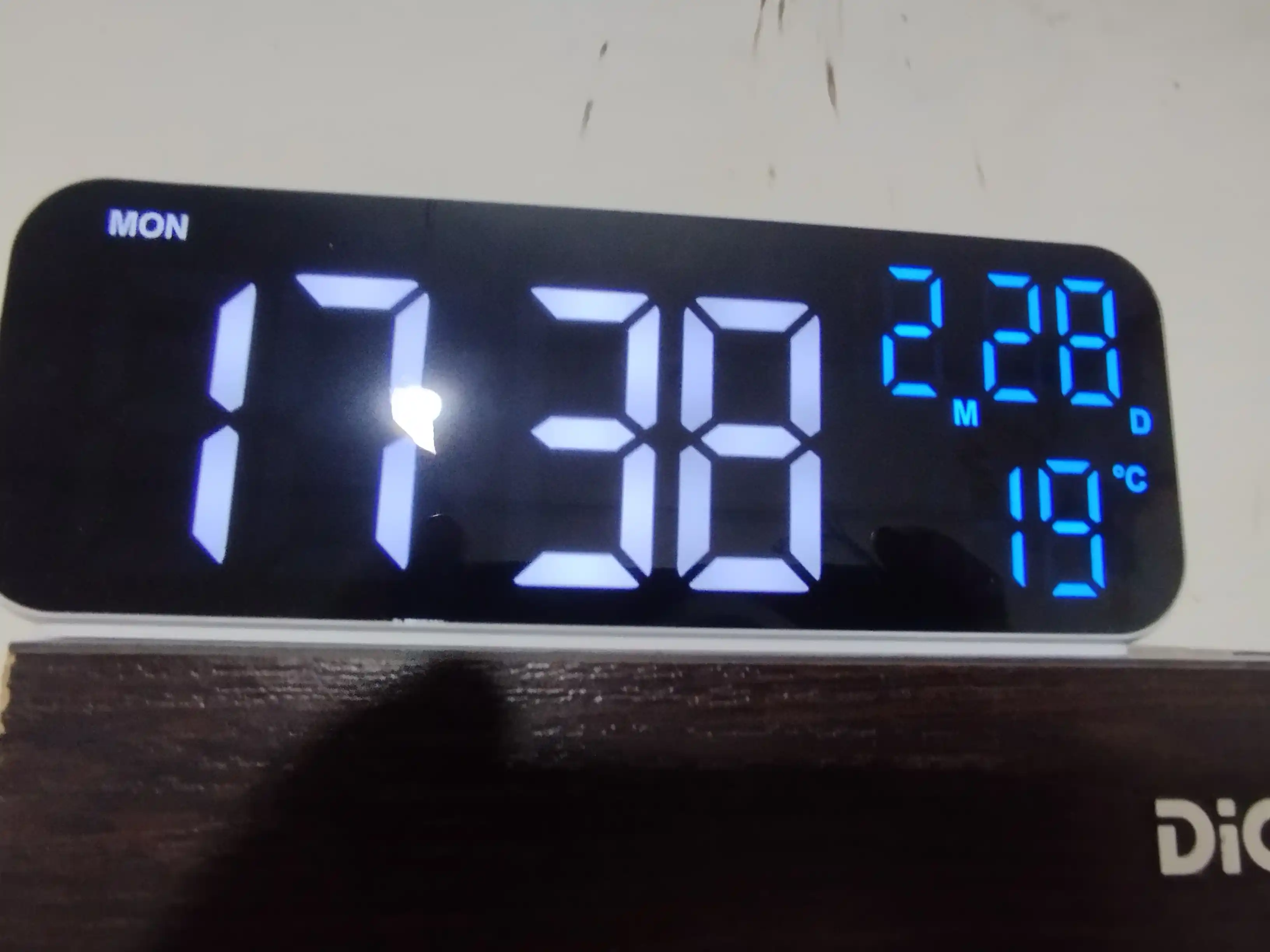 Soat zamonaviy, ko‘p funksiyali LED stol, budilnikli elektron soat, raqamli stol soati