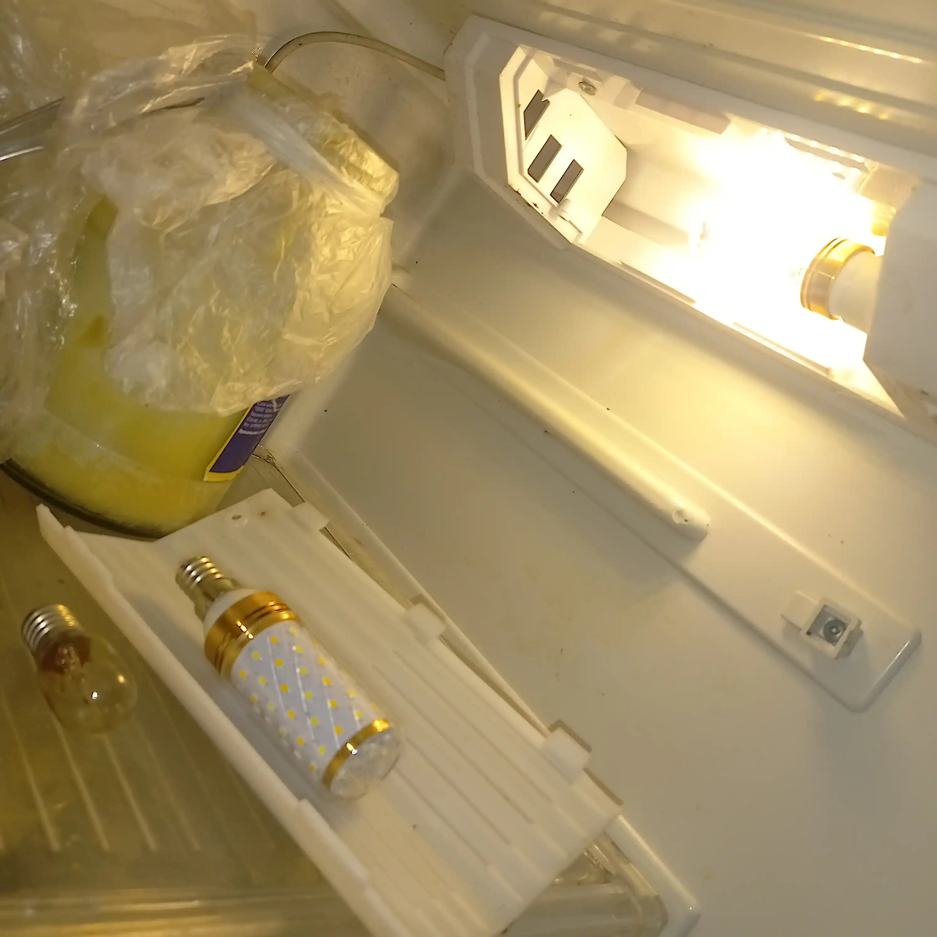 LED yorugʻlik lampasi E14 16 Vt, 3 ta yoritish rejimi (iliq / neytral / sovuq)