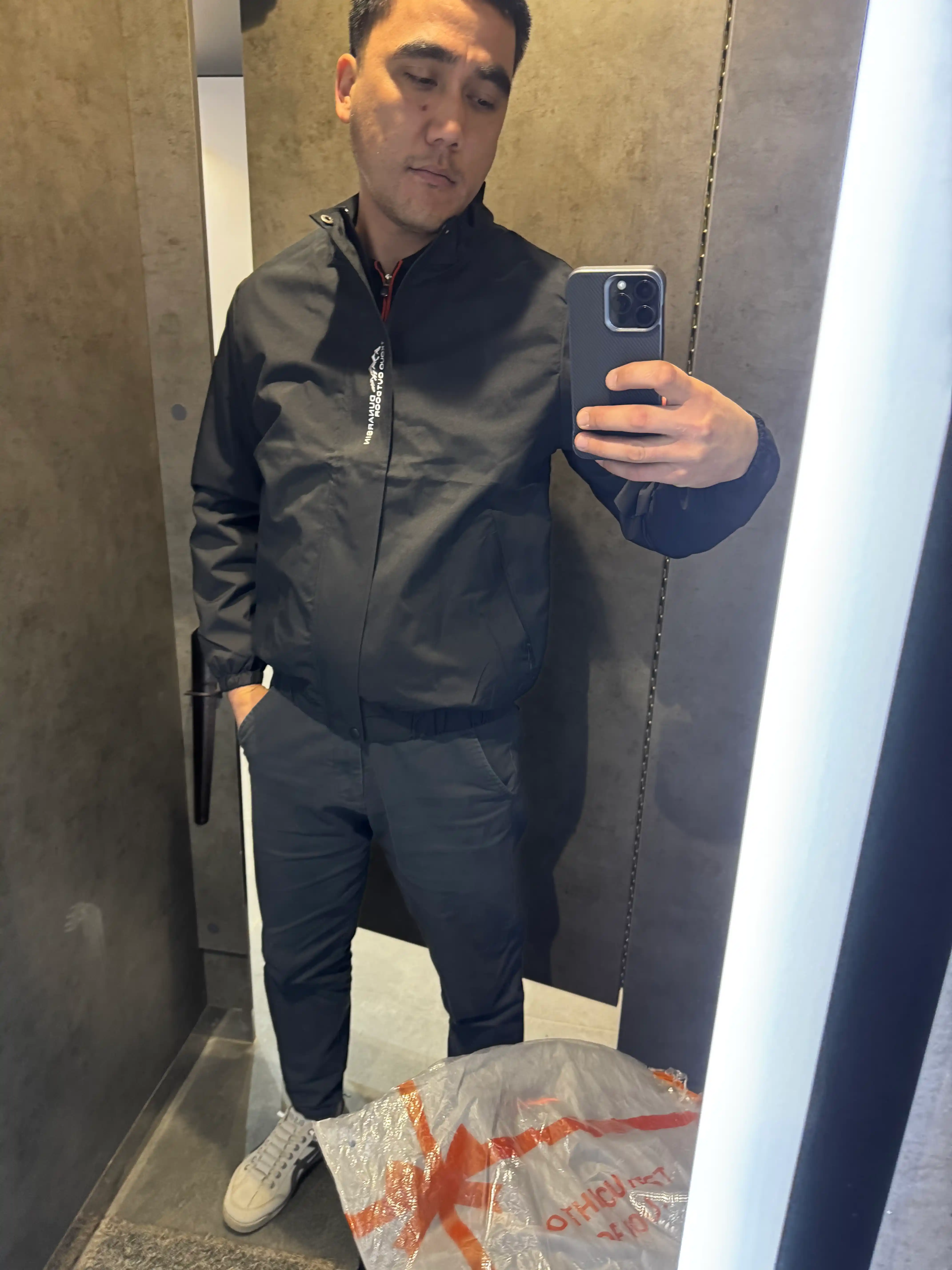 Erkaklar uchun kurtka - vetrovka, suv o'tkazmaydigan