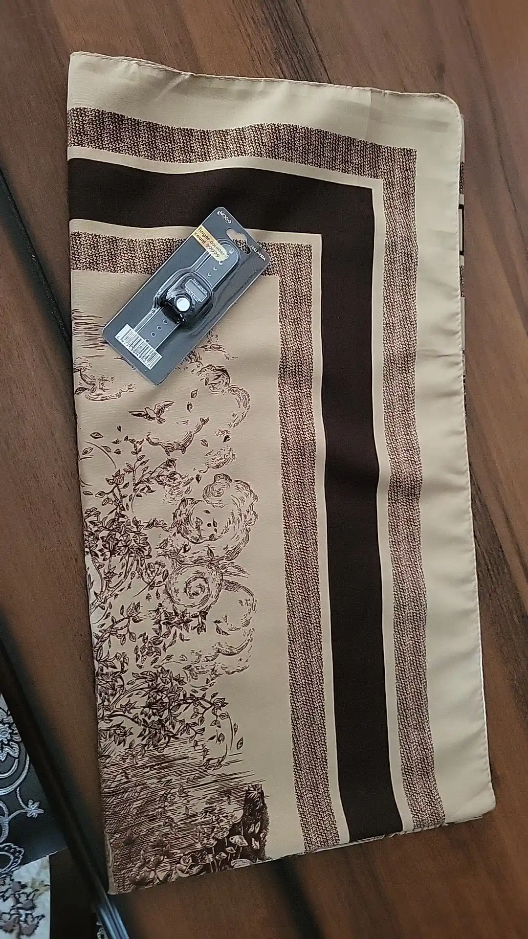 Katta ayollar sharfi 110×110 sm, hijob, sharf va ro‘mol uchun klassik naqshli