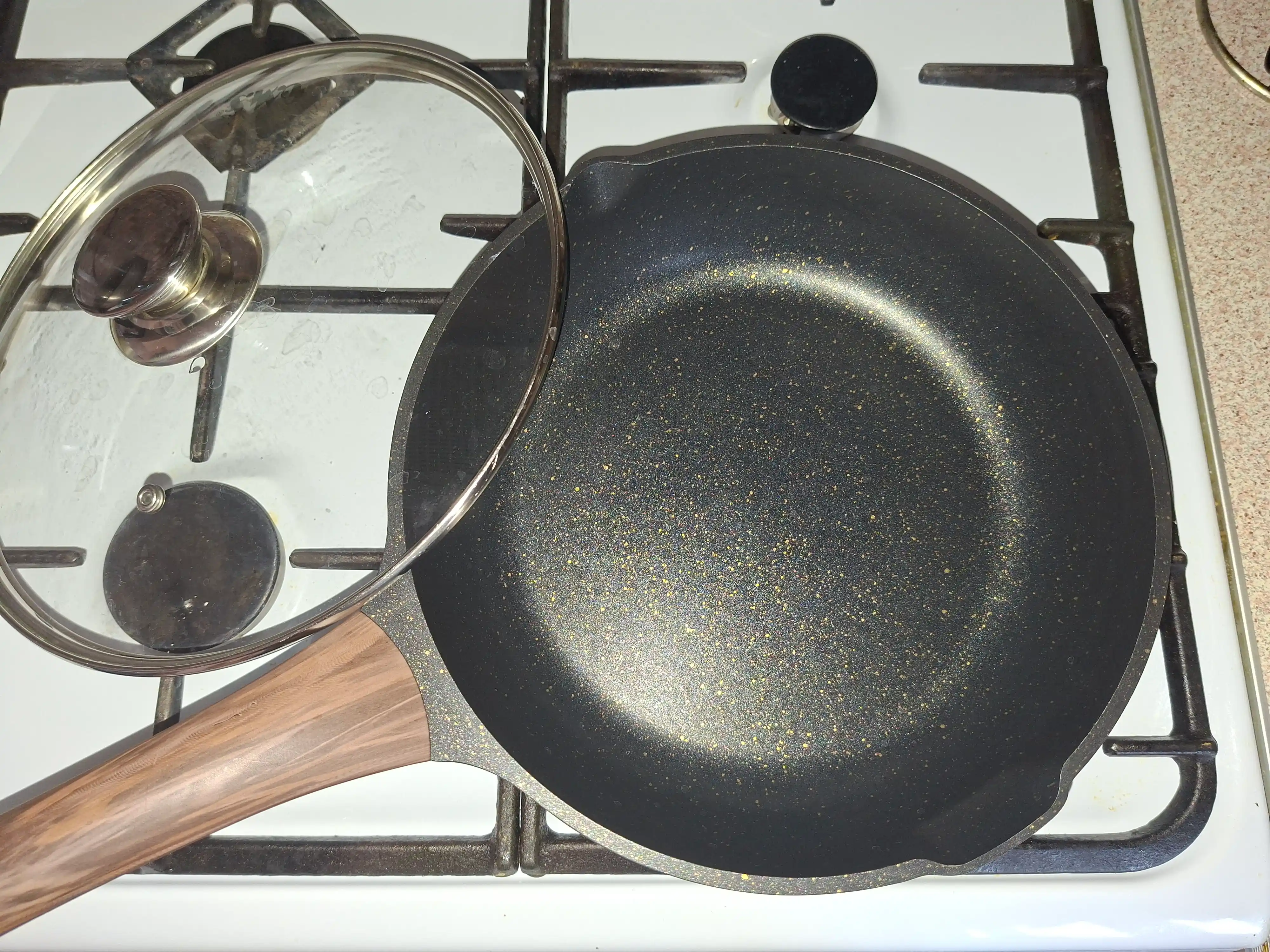 Granitdan yasalgan, yonishga qarshi qoplamali va O.M.S 15002 qopqoqli tova