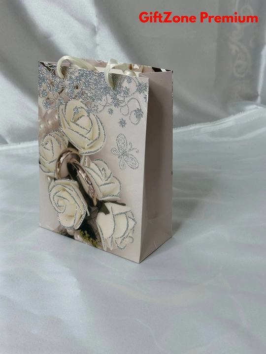Sovg‘a sumkasi – sovg‘a uchun bezakli paket, turli rang va o‘lcham