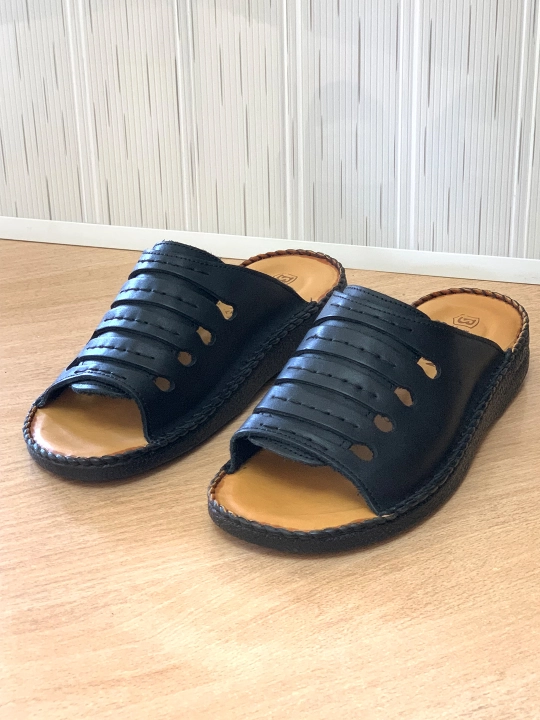Erkaklarning tabiiy charmdan tikilgan yengil shippagi