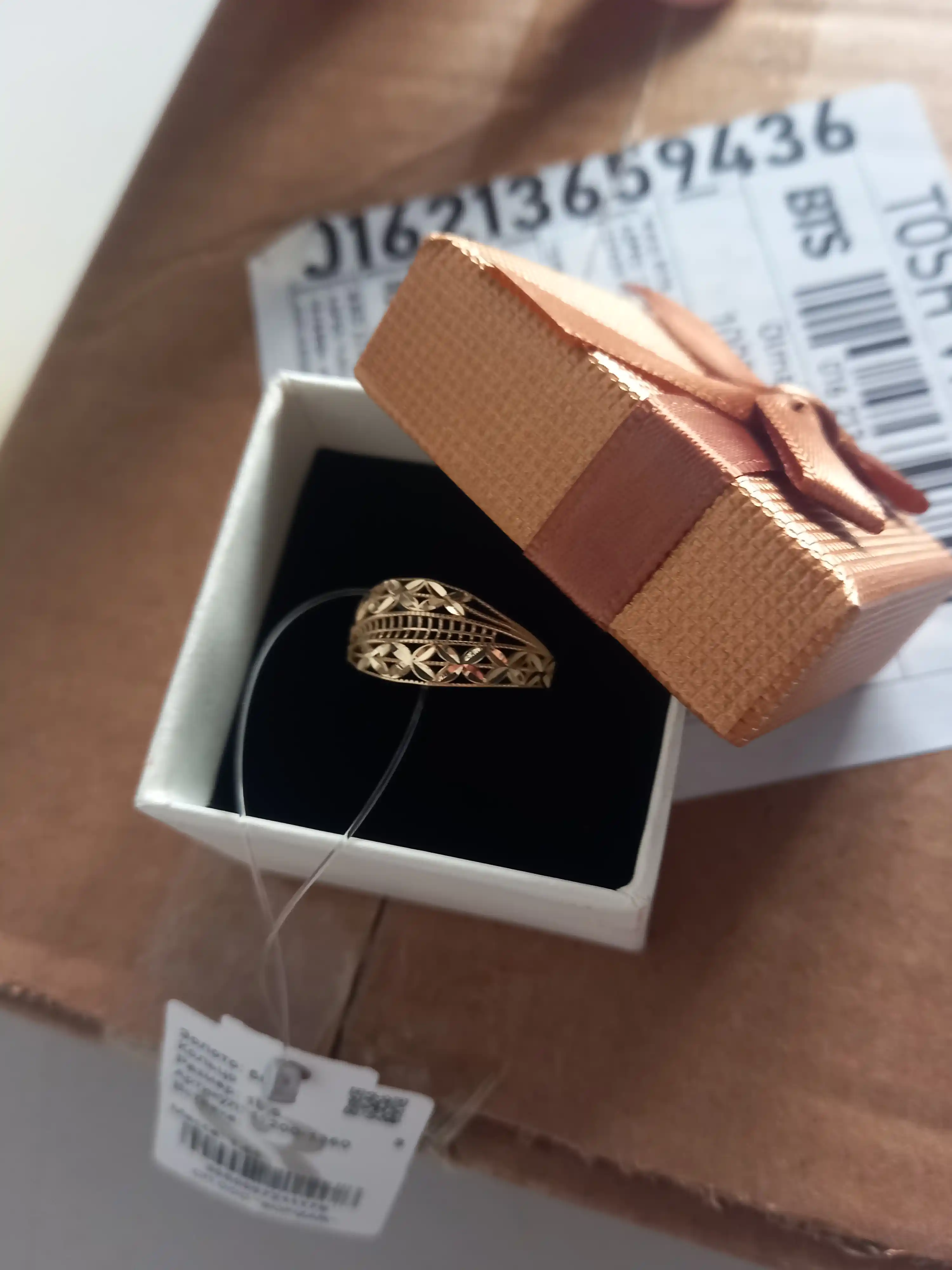 Ayollar uchun oltin uzuk, 585 probali, vazni 1,66 g, nozik ajur naqshli dizayn