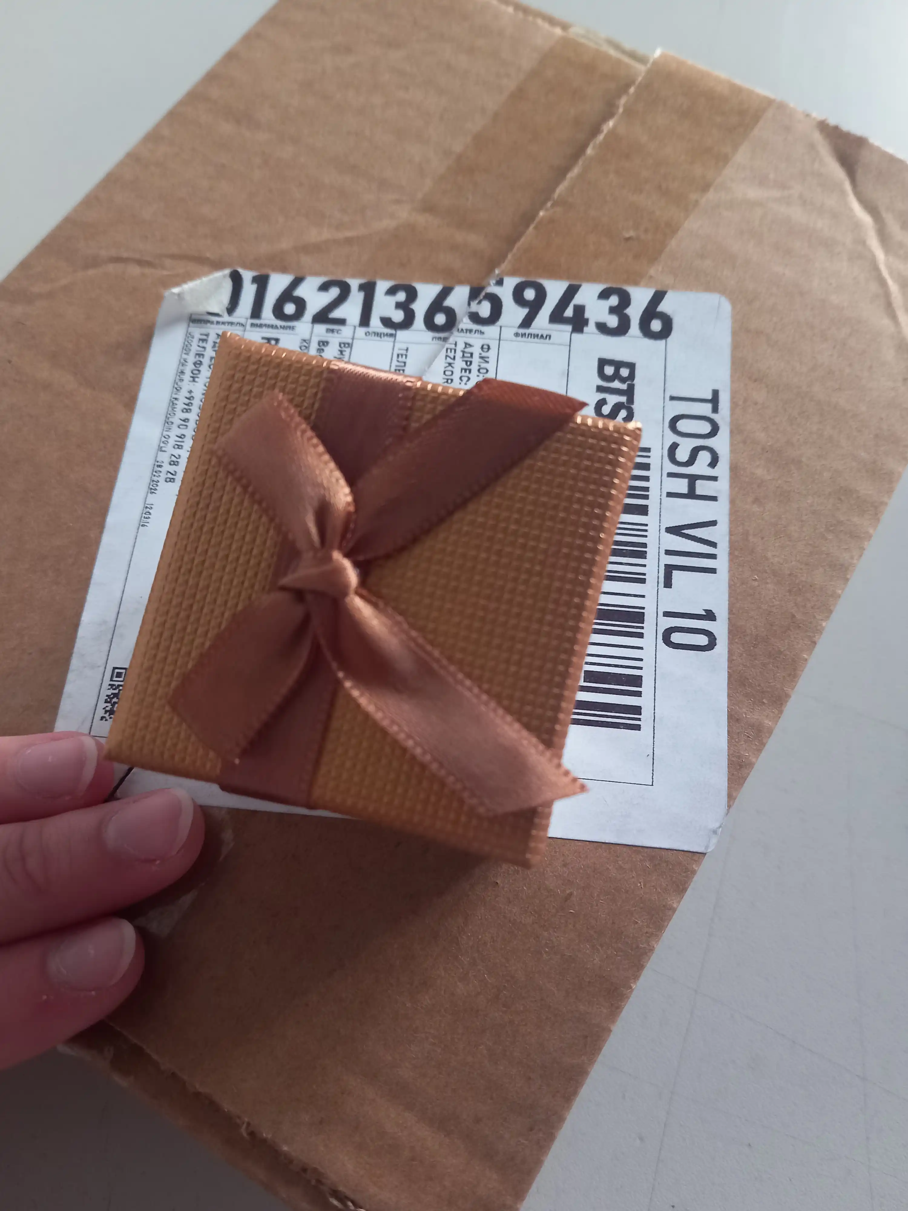 Ayollar uchun oltin uzuk, 585 probali, vazni 1,66 g, nozik ajur naqshli dizayn