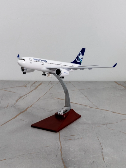 Airbus A330 samolyoti modeli, Qanot Sharq Airlines aviakompaniyasi, 28 sm, Metall+plastik - 