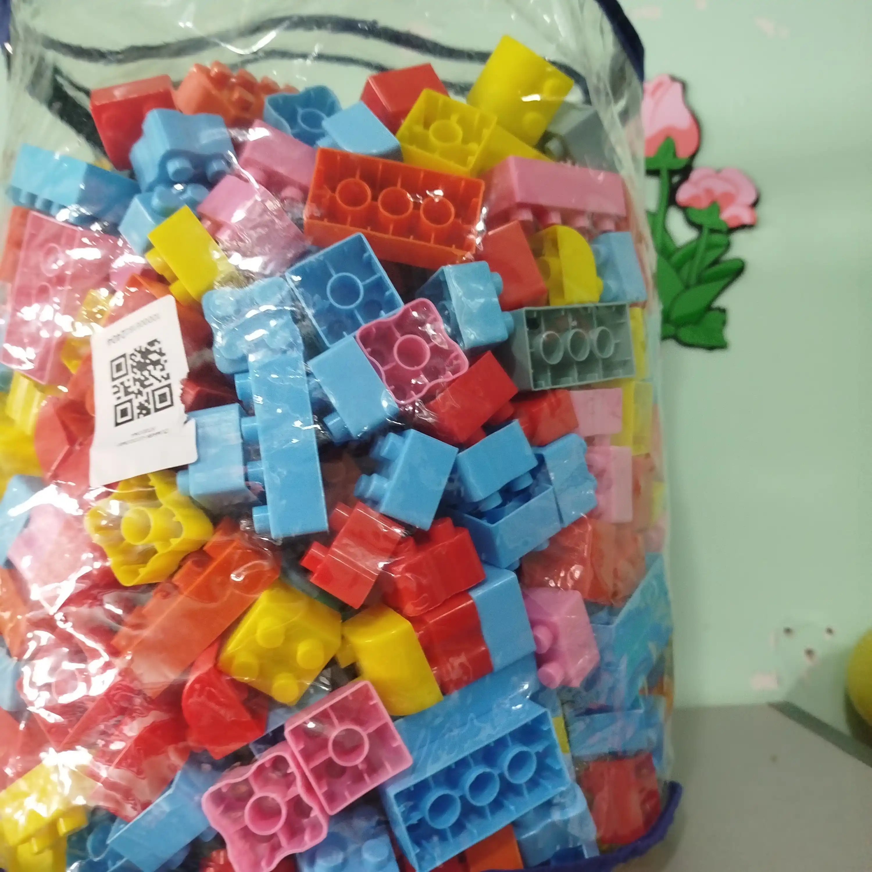 Qopchali LegoZavr konstruktorlari o‘yinchoqlar to‘plami bilan