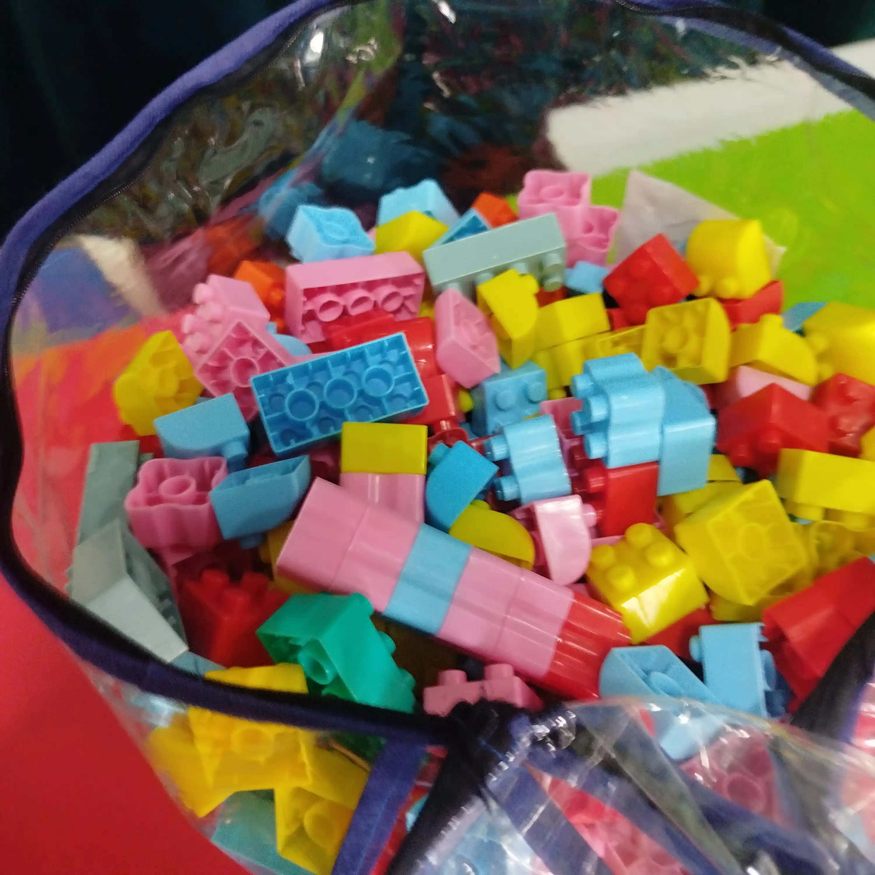 Qopchali LegoZavr konstruktorlari o‘yinchoqlar to‘plami bilan