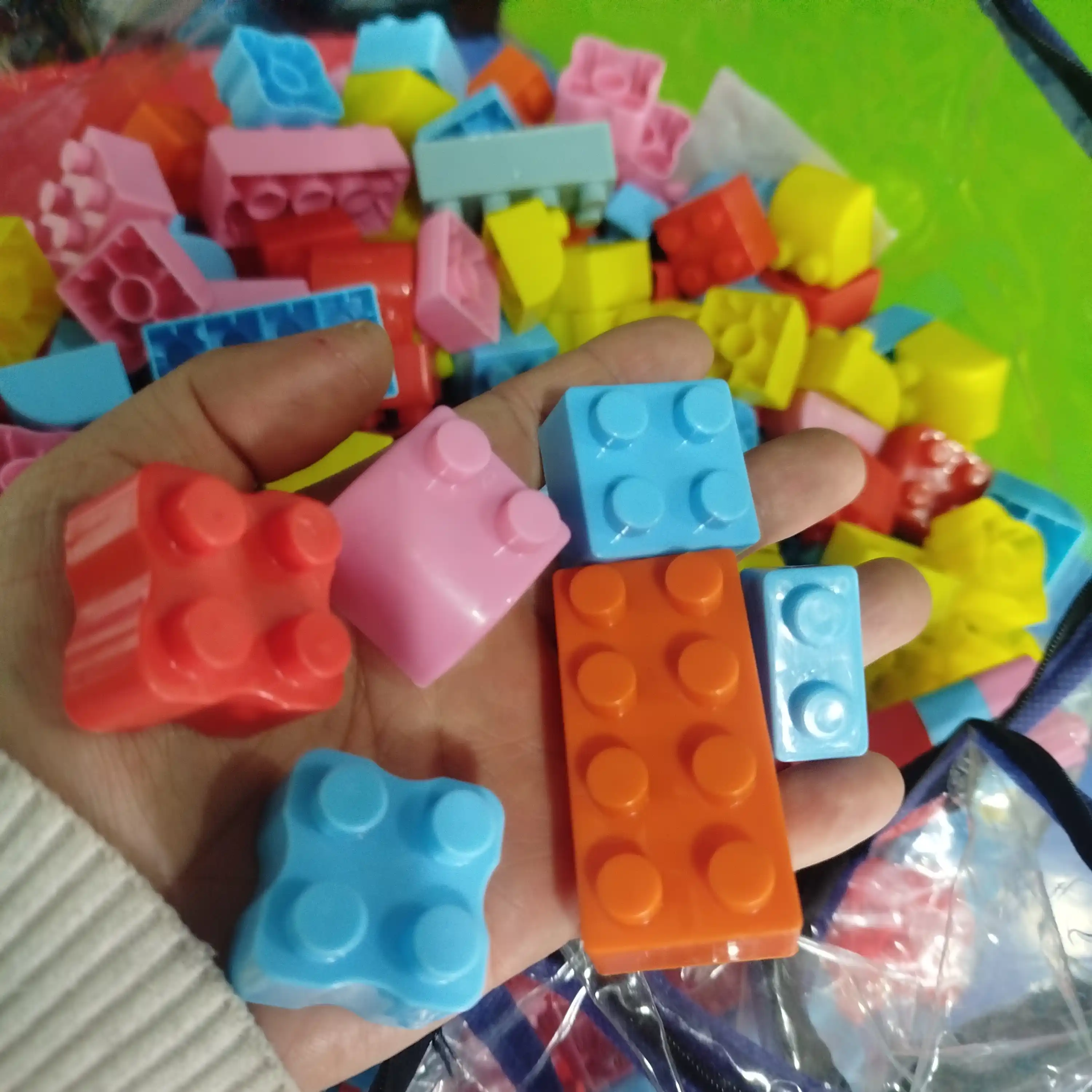 Qopchali LegoZavr konstruktorlari o‘yinchoqlar to‘plami bilan