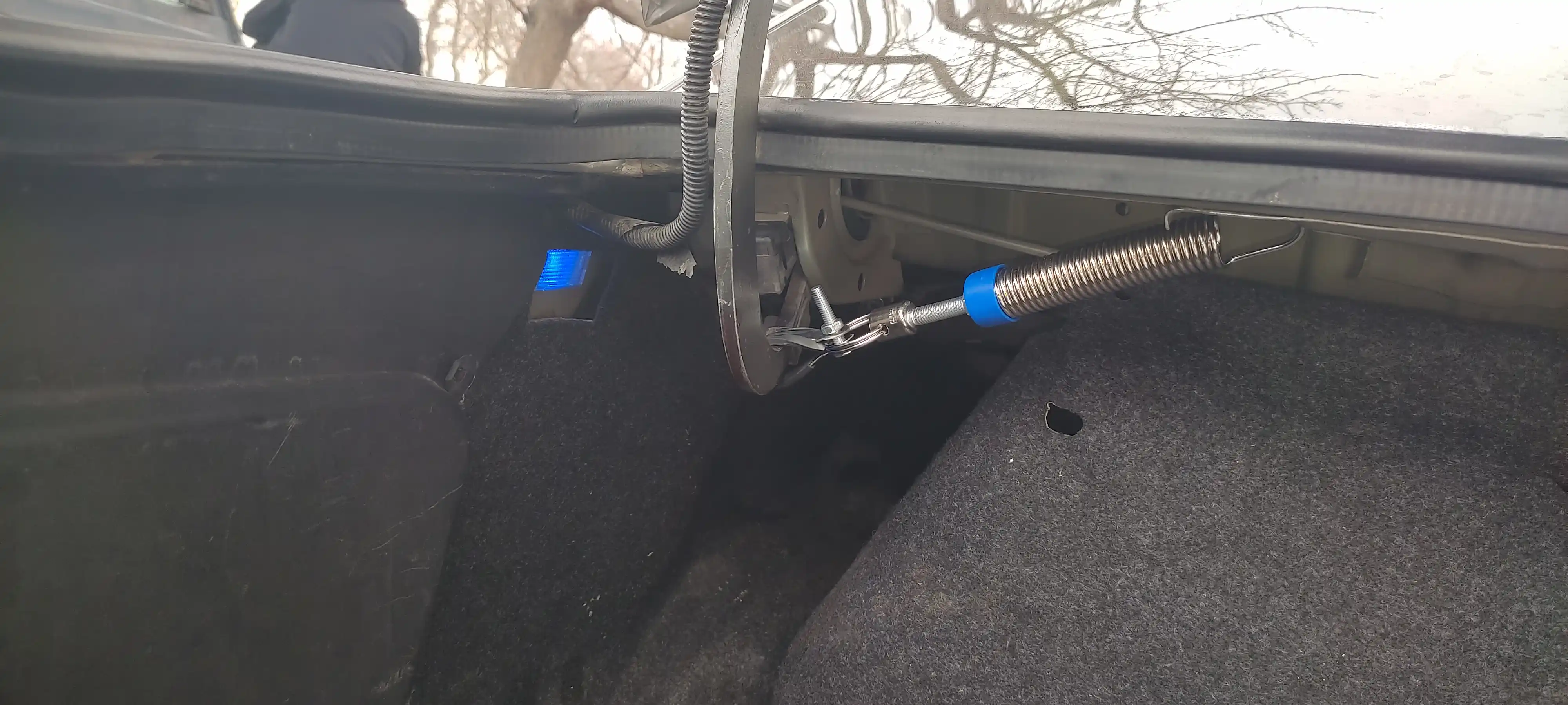 Универсальная пружина для открывания багажника автомобиля
