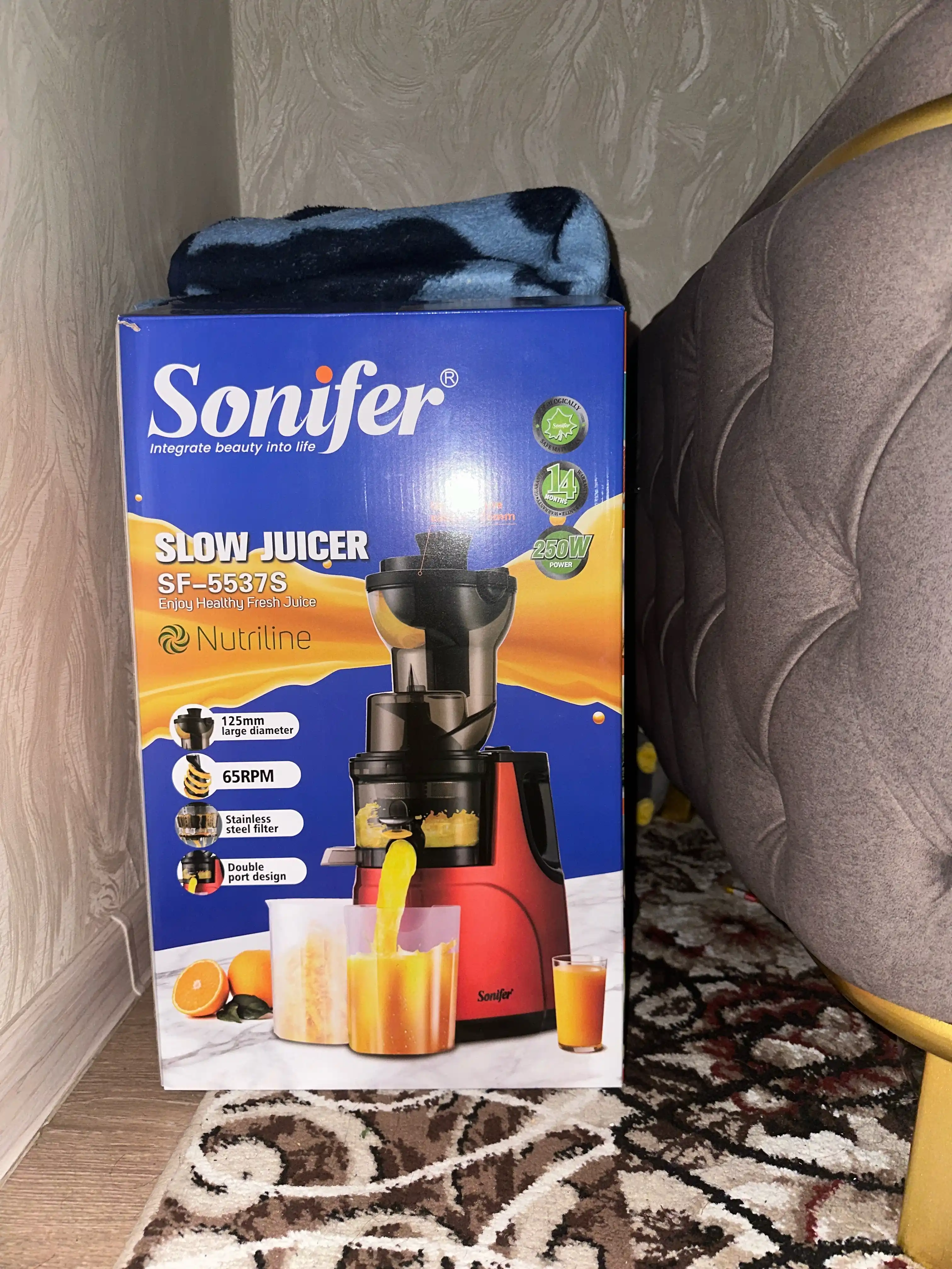 Шнековая соковыжималка Sonifer SF-5537S 250Вт, 65 об/мин, с широкой горловиной 125 мм