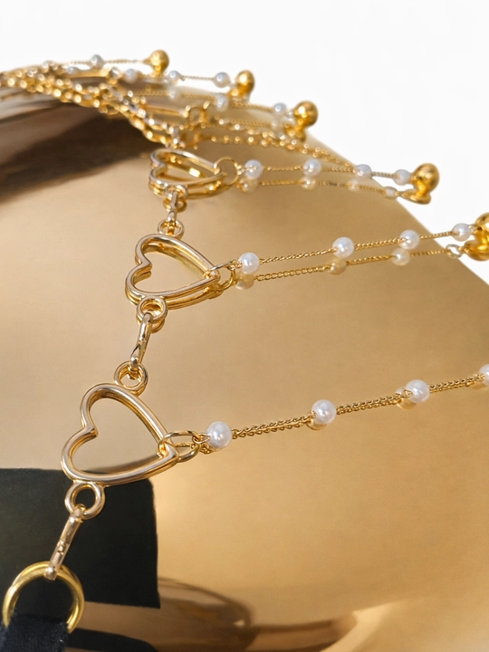 Ayollar uchun ochiq model ichki kiyim – yurakchali, marjonli bezak bilan
