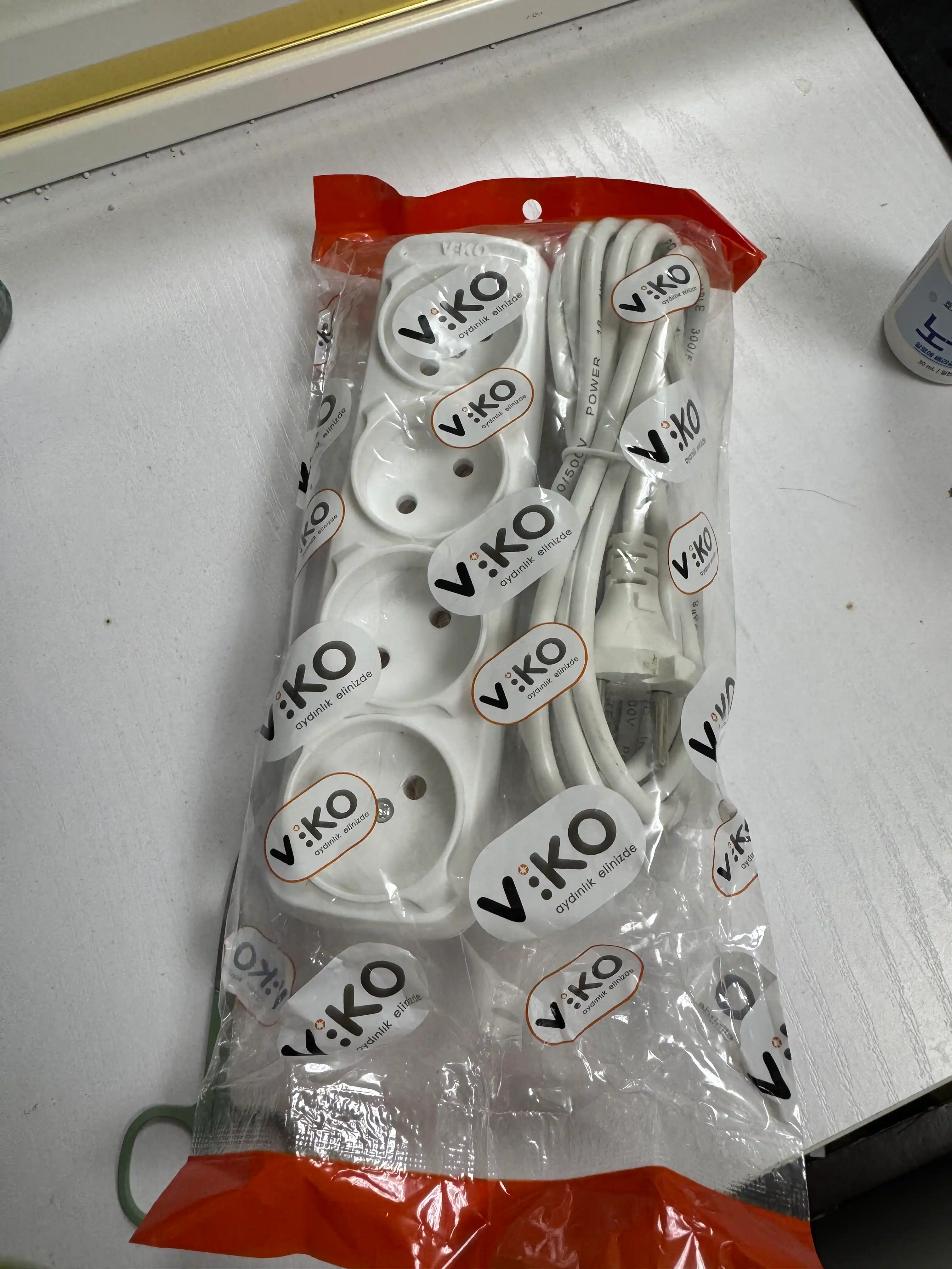 4 ta rozetkali elektr uzaytirgich, klassik oq rangda