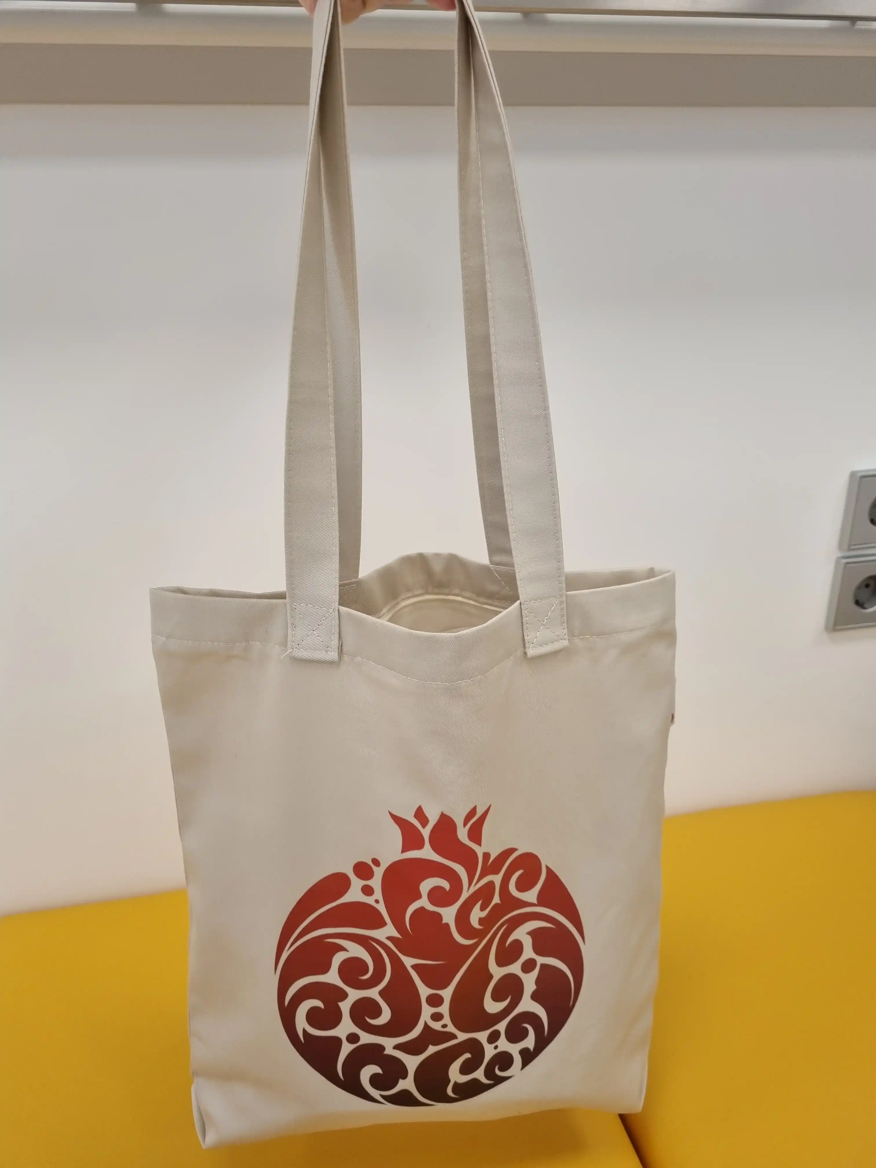 Ayollar sumkasi shopper, Moziy