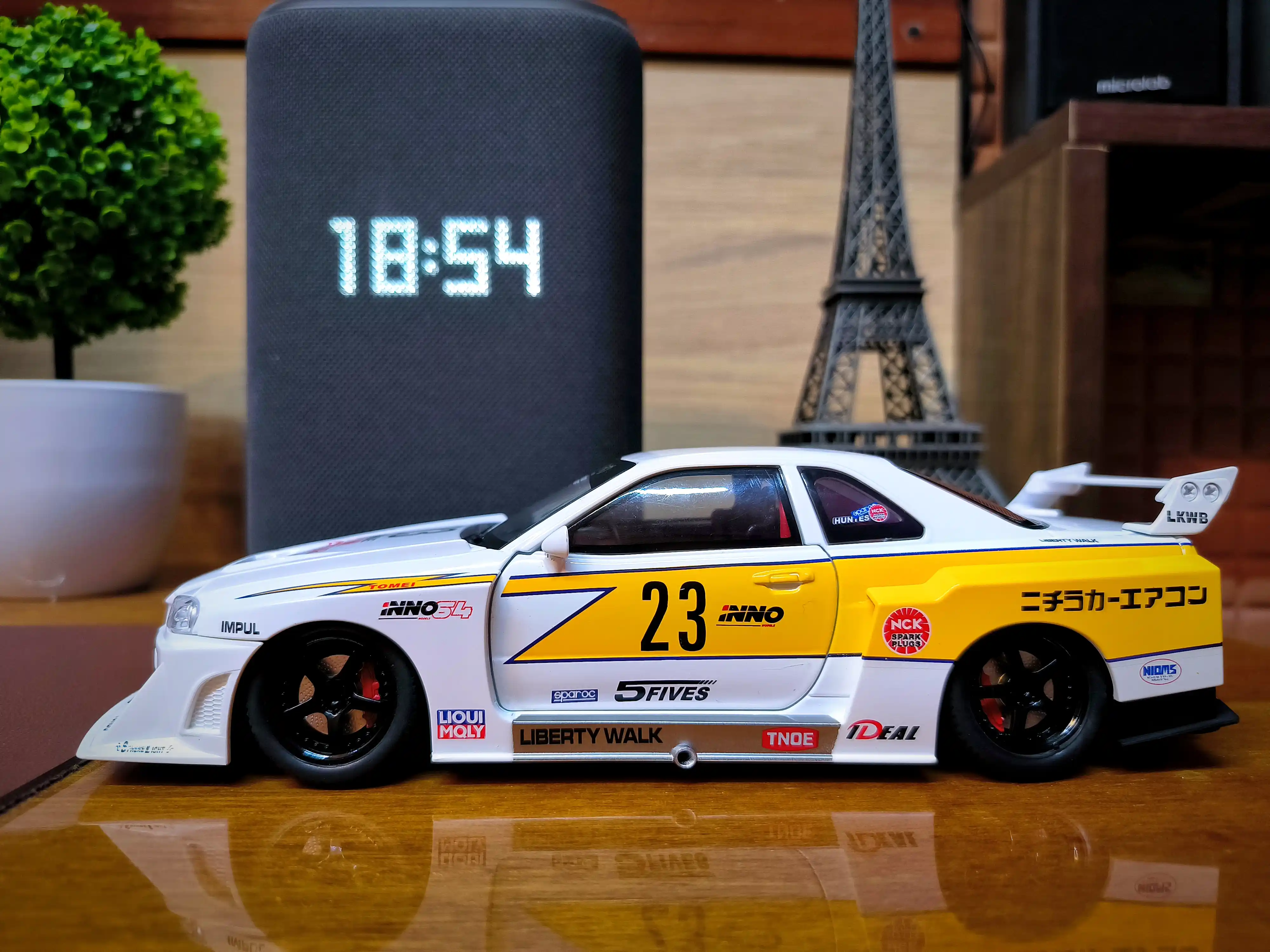 O'yinchoq metall mashinasi Mercedes-Benz AMG 6.3, Nissan Skyline GTR "Jinlifang" 1:24