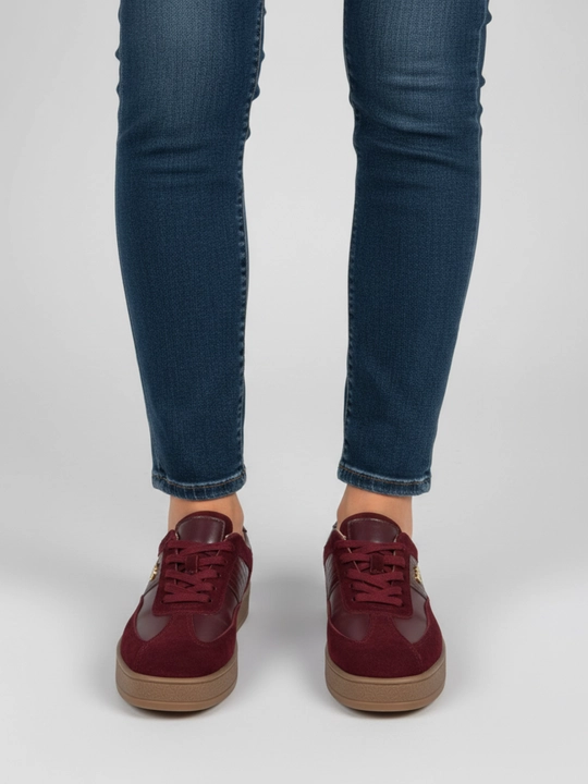 Chunky Gum Sole Street logotipi tushirilgan krossovkalar