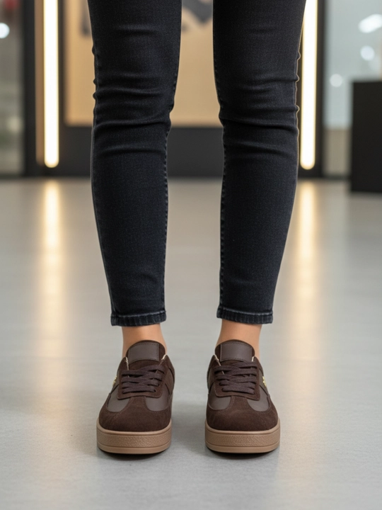 Chunky Gum Sole Street logotipi tushirilgan krossovkalar