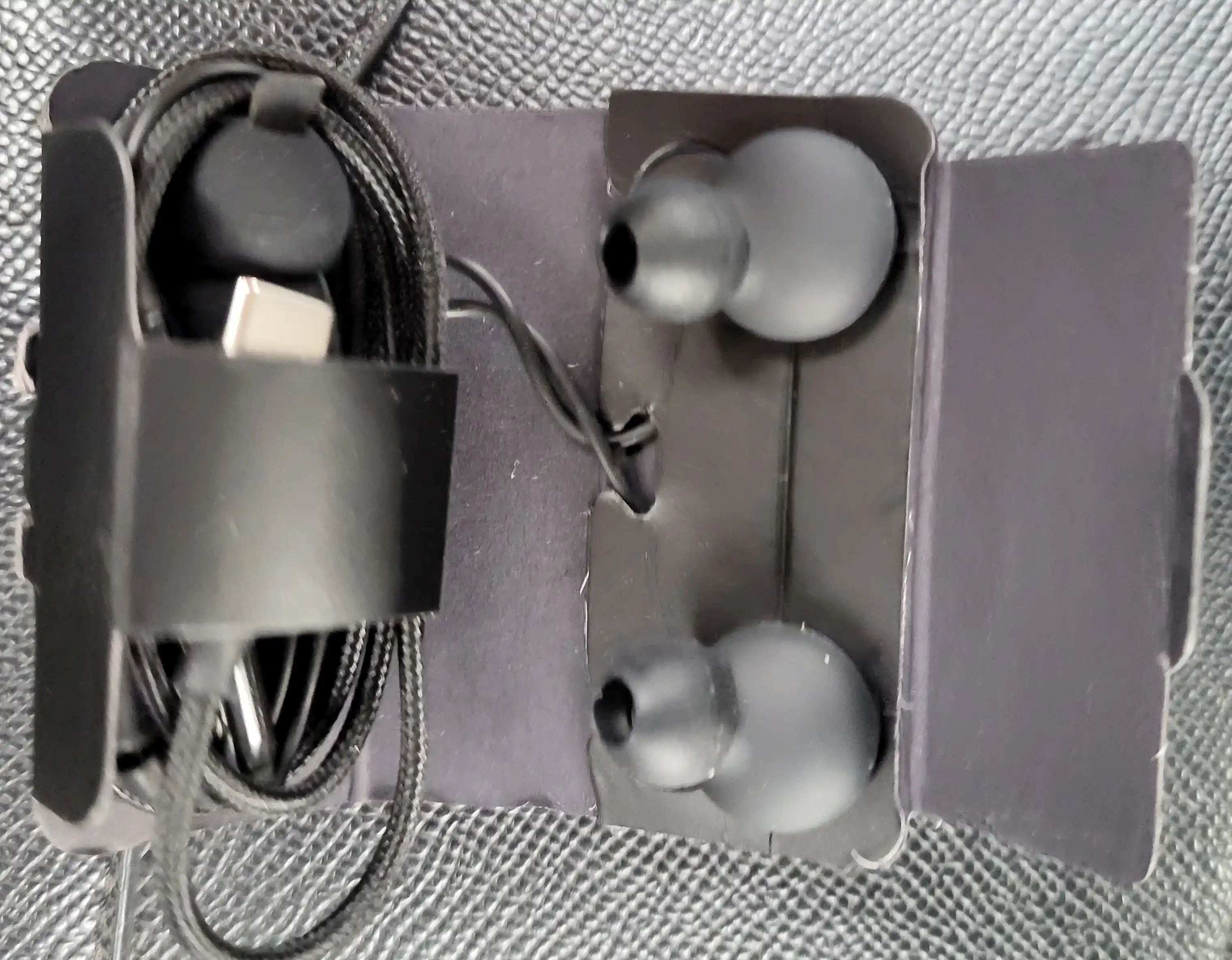 Samsung Type-C AKG quloqchinlari - kuchli ovoz va mikrofonga ega zamonaviy quloqchinlar