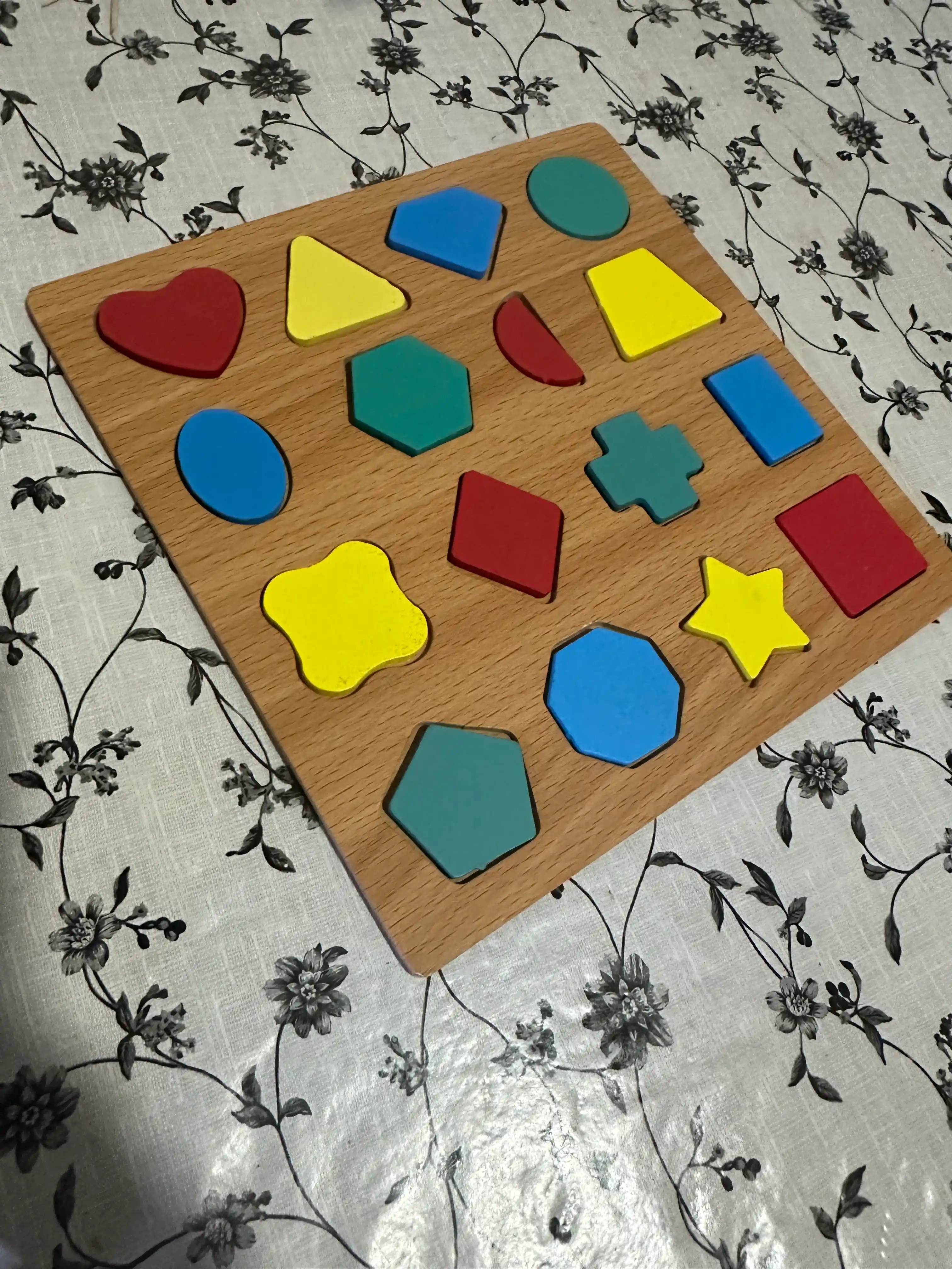 Montessori uslubidagi yog‘ochli rivojlantiruvchi boshqotirma — 6 xil model (20×20 cm)