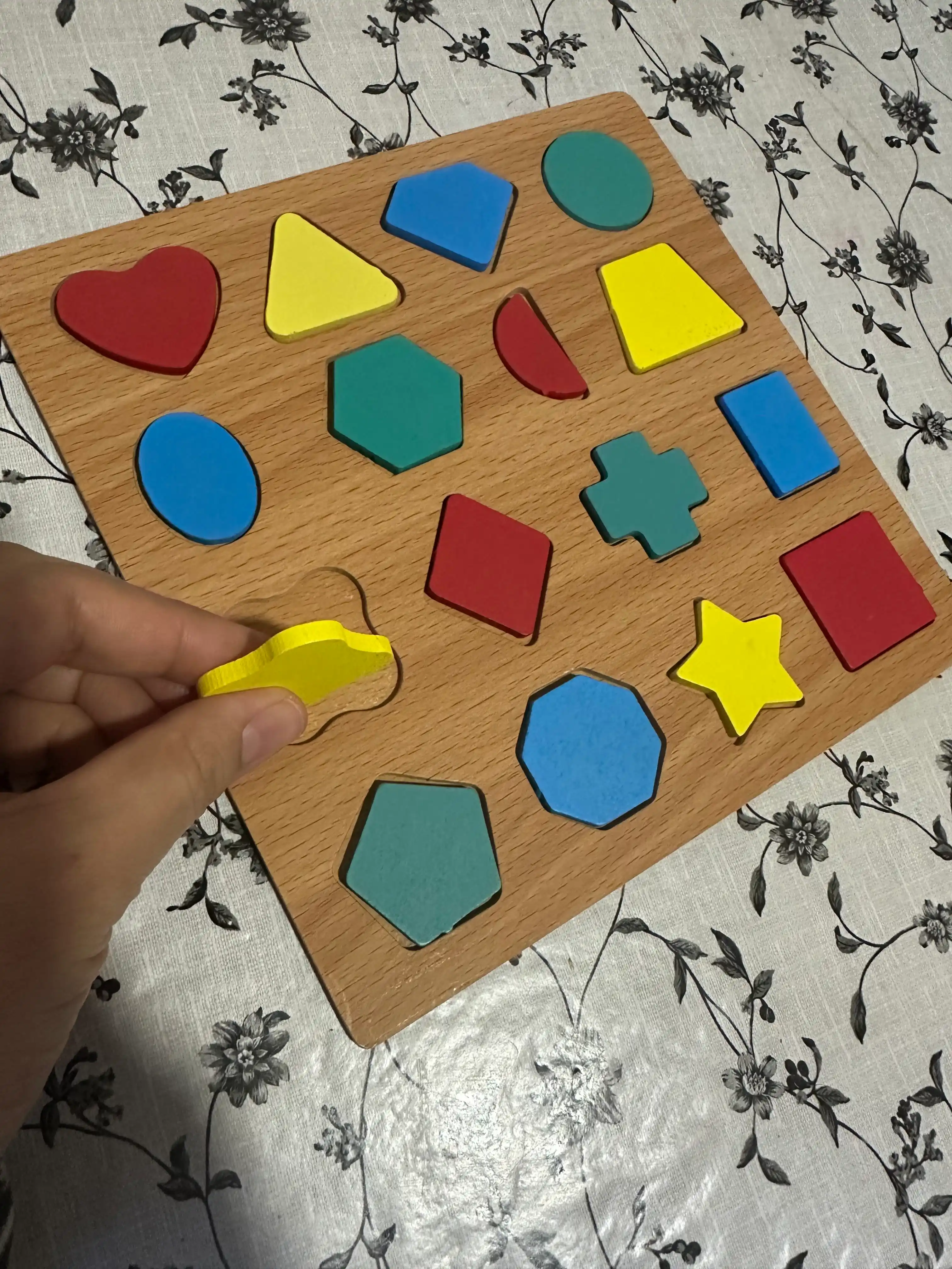 Montessori uslubidagi yog‘ochli rivojlantiruvchi boshqotirma — 6 xil model (20×20 cm)