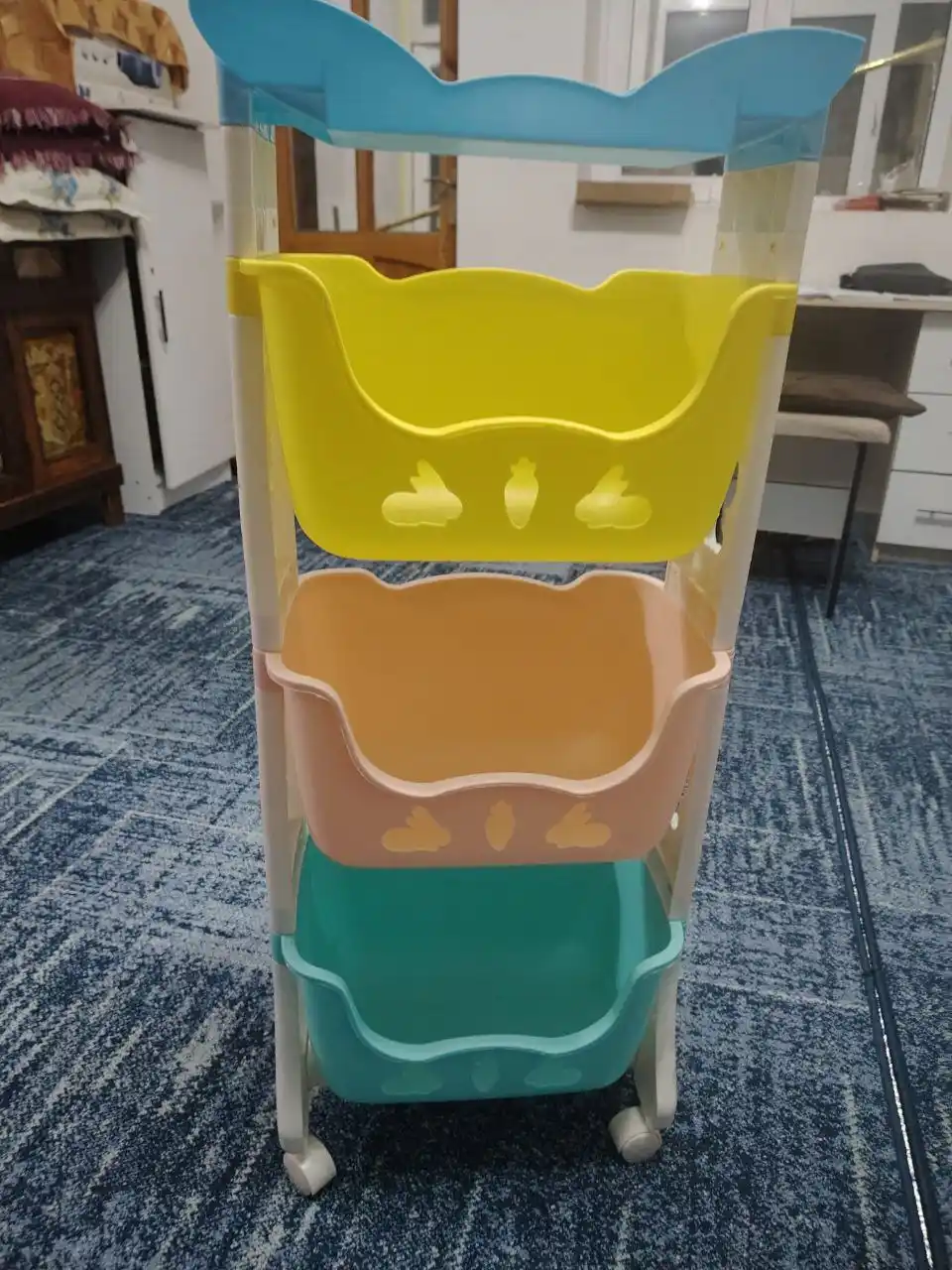 Plastik pol tokcha, g'ildiraklarda oshxona, hammom uchun