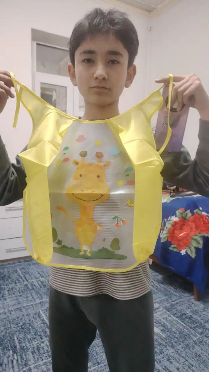 Bolalar uchun so'lakcha, yenglar bilan, rasm chizish va ijodkorlik uchun