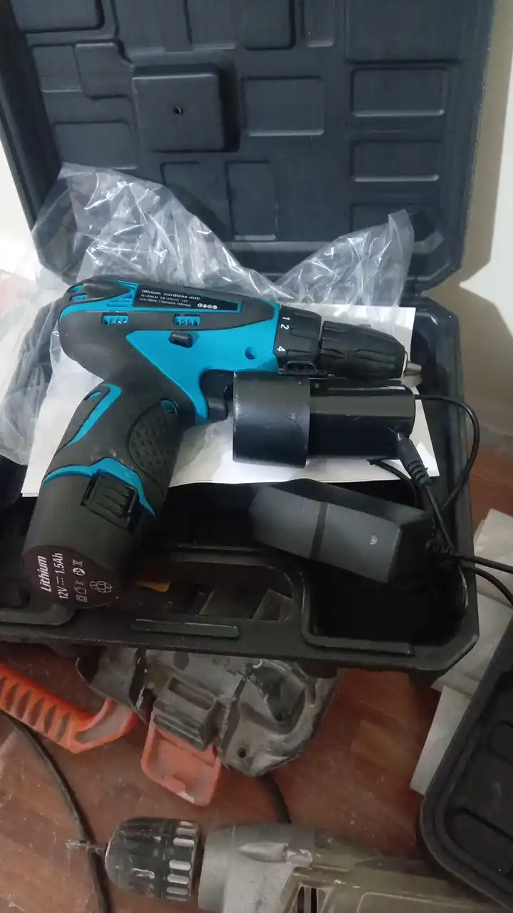 Makita 12V akkumulyatorli drel-shurupovyort, 2 ta AKB, 800 W, 1300 ob/min