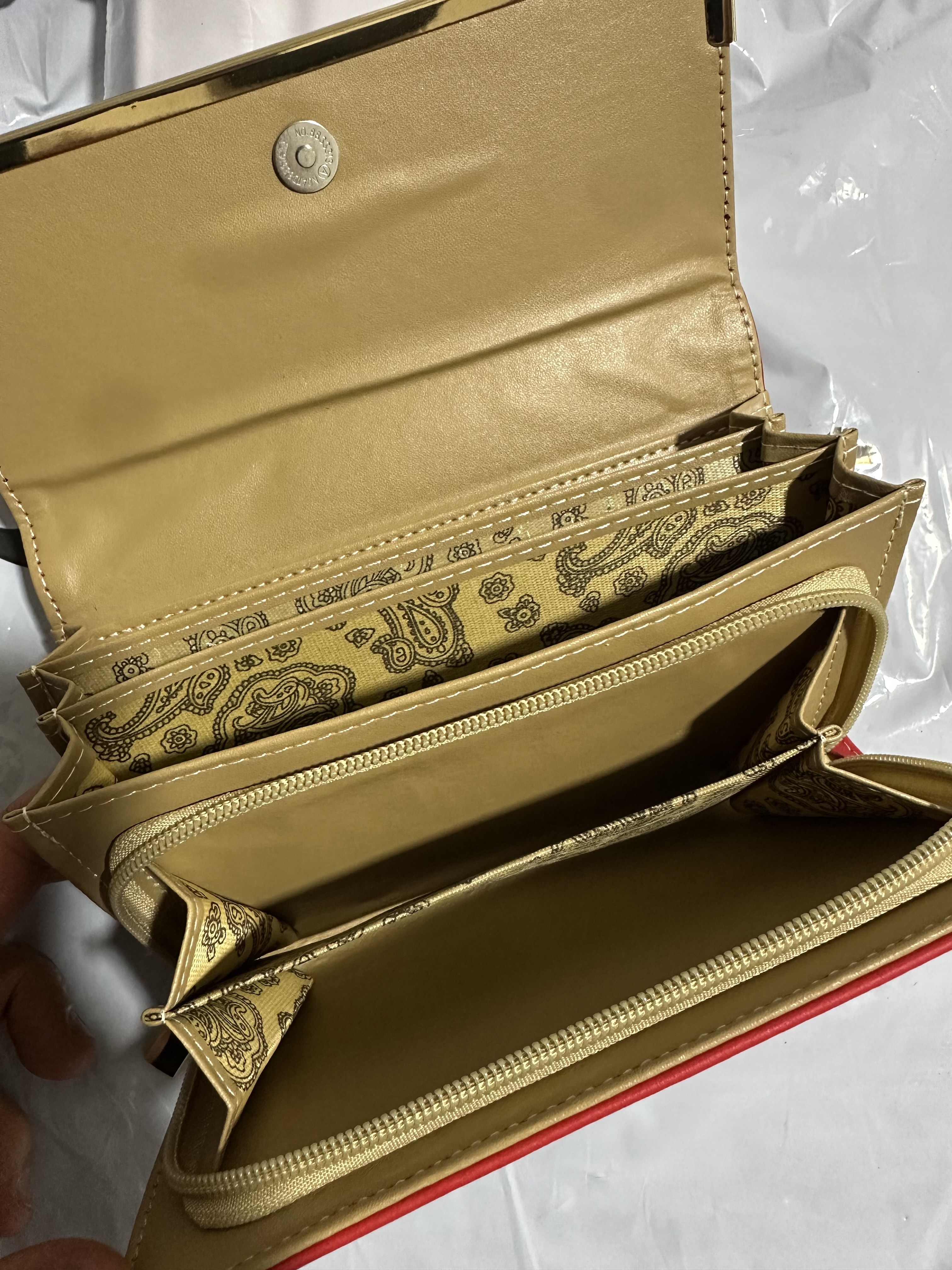Ayollar hamyoni kashelok eko charm, 5+ karta, ID oynali, 3 ta pul bo‘limi