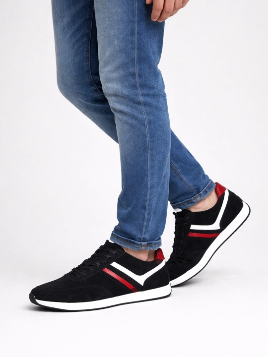 Tabiiy charmdan tikilgan erkaklar krossovkalari