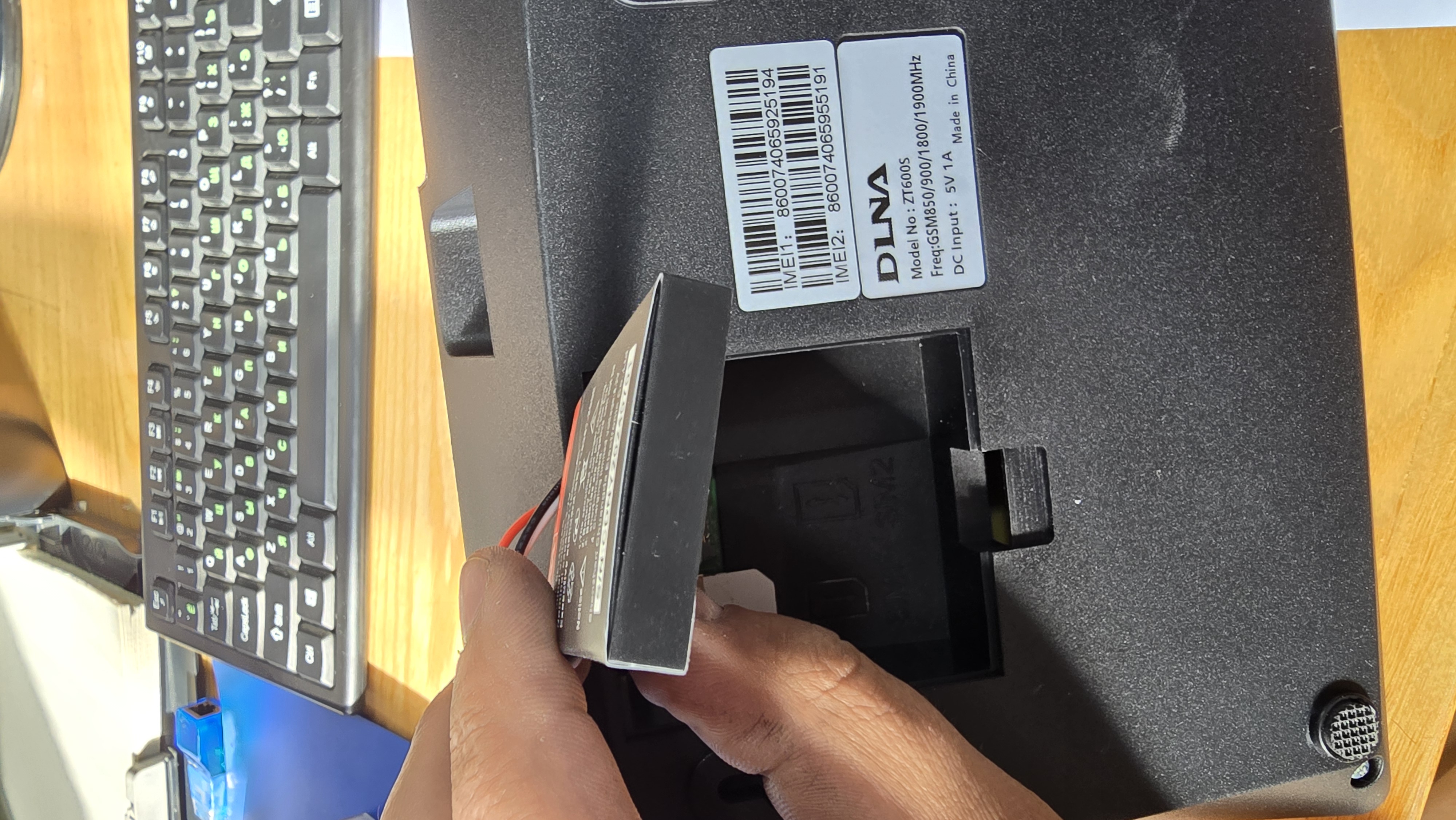 Statsionar simsiz uy telefoni GSM ZTE 600, 2 ta SIM karta, FM radio