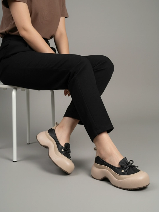 Ayollar uchun platformali krossovkalar, minimalist dizayn, eko-charm