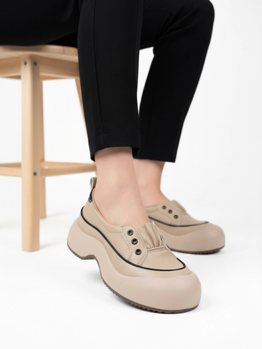Ayollar uchun platformali krossovkalar, minimalist dizayn, eko-charm - 