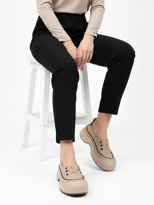 Ayollar uchun platformali krossovkalar, minimalist dizayn, eko-charm