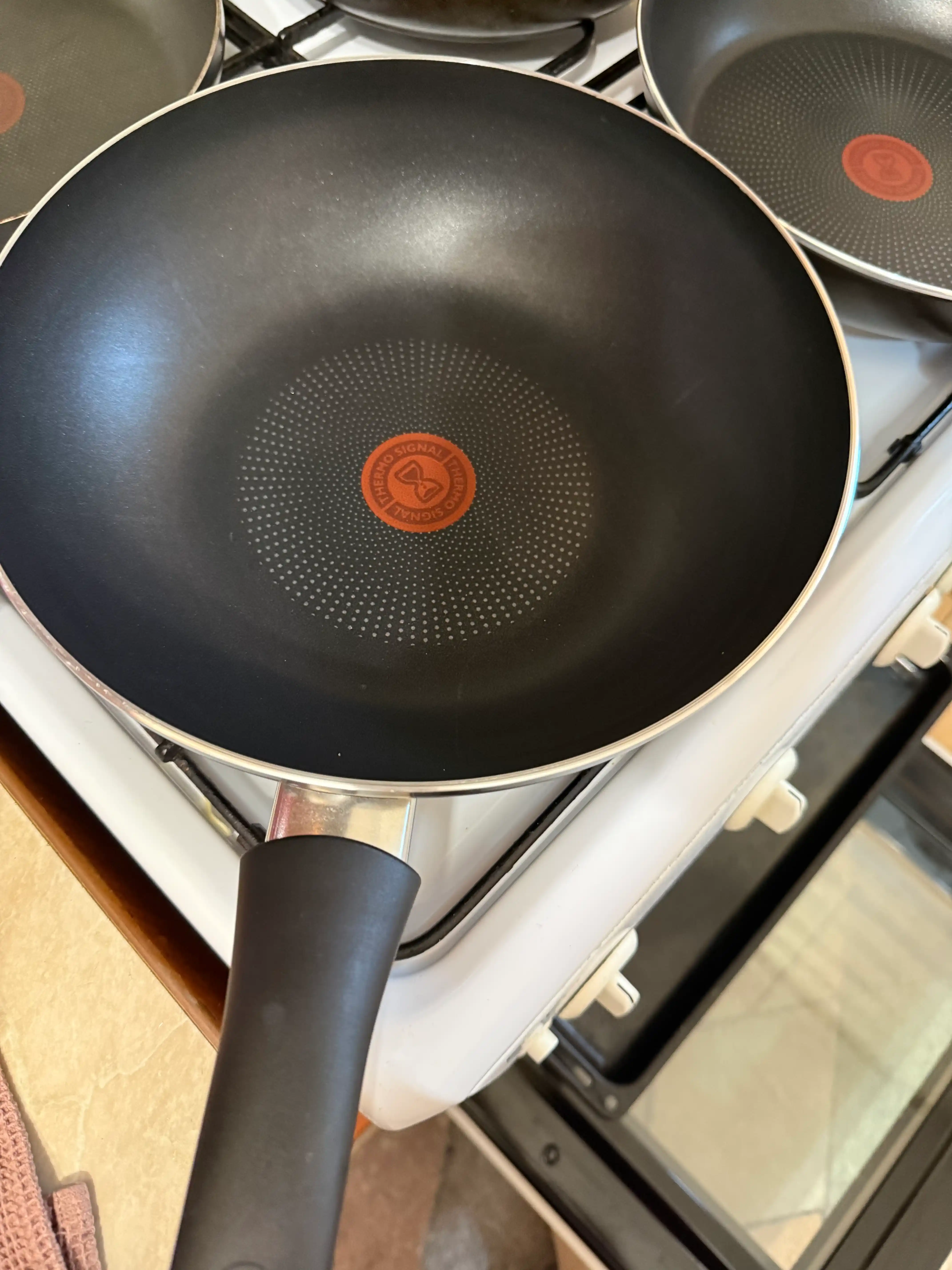 Антипригарная сковородка TEFAL JUST, BRUT, STRENGTH 20 / 22 / 24 / 26 / 28 см
