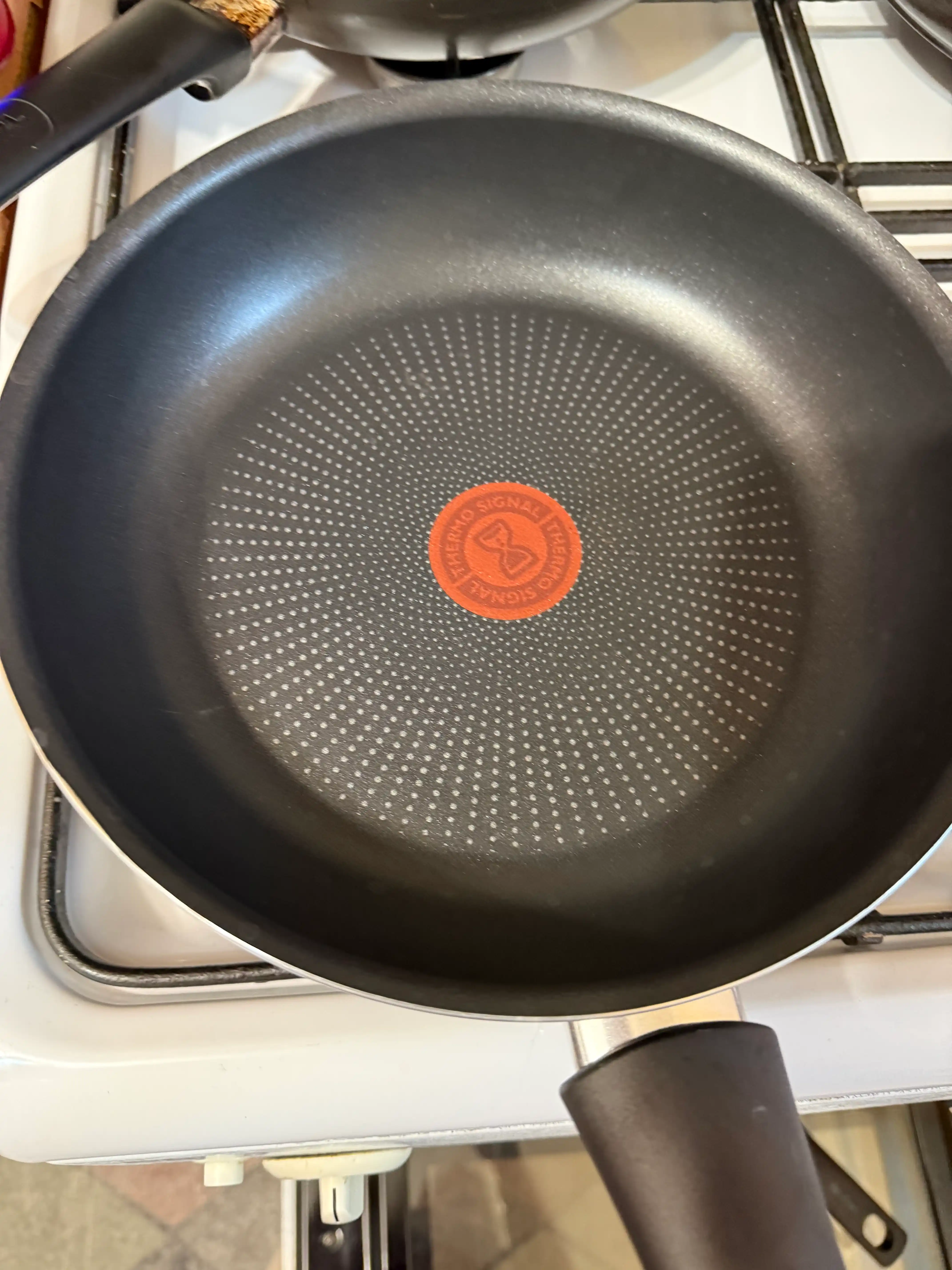 Антипригарная сковородка TEFAL JUST, BRUT, STRENGTH 20 / 22 / 24 / 26 / 28 см
