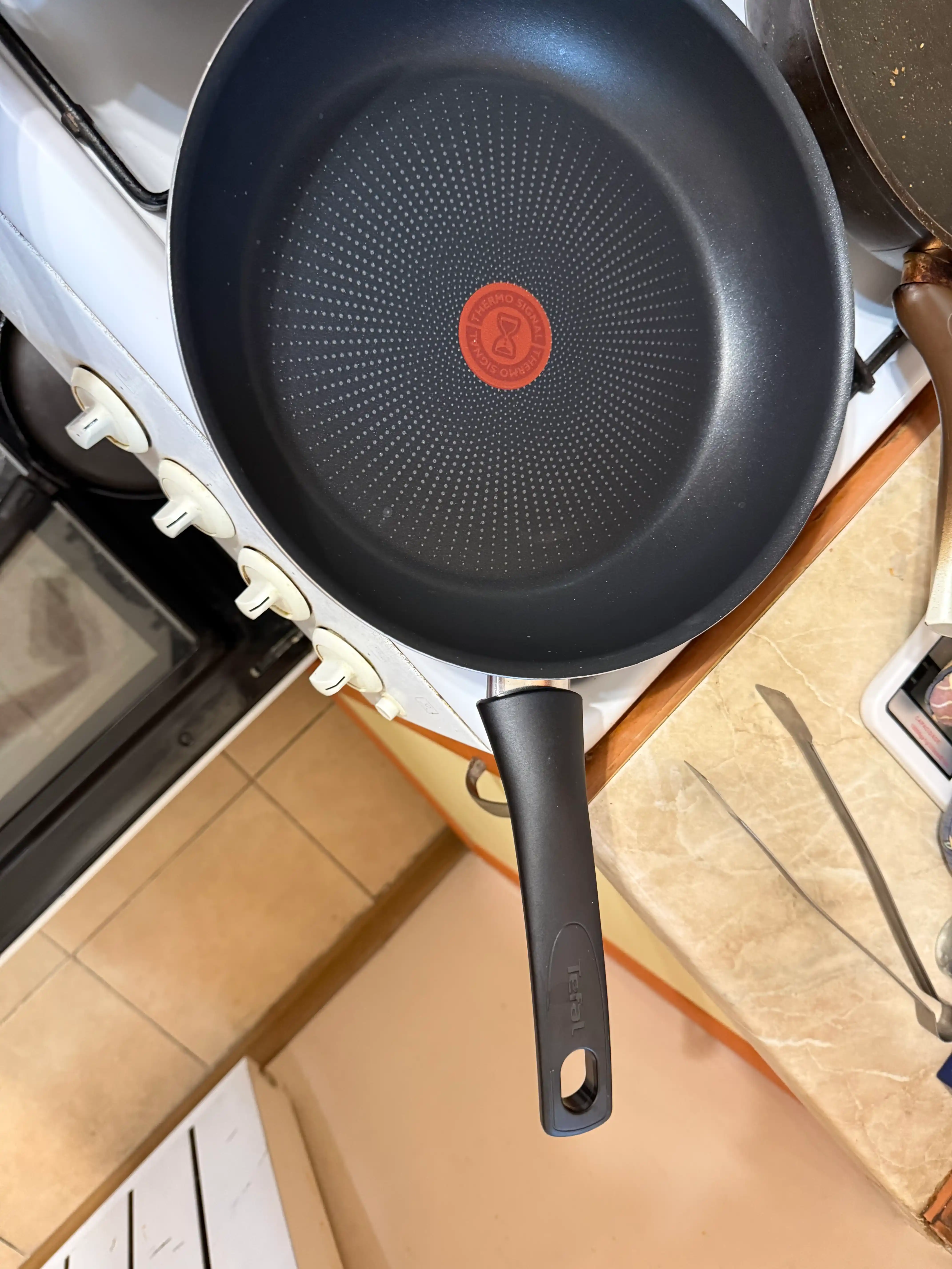 Антипригарная сковородка TEFAL JUST, BRUT, STRENGTH 20 / 22 / 24 / 26 / 28 см