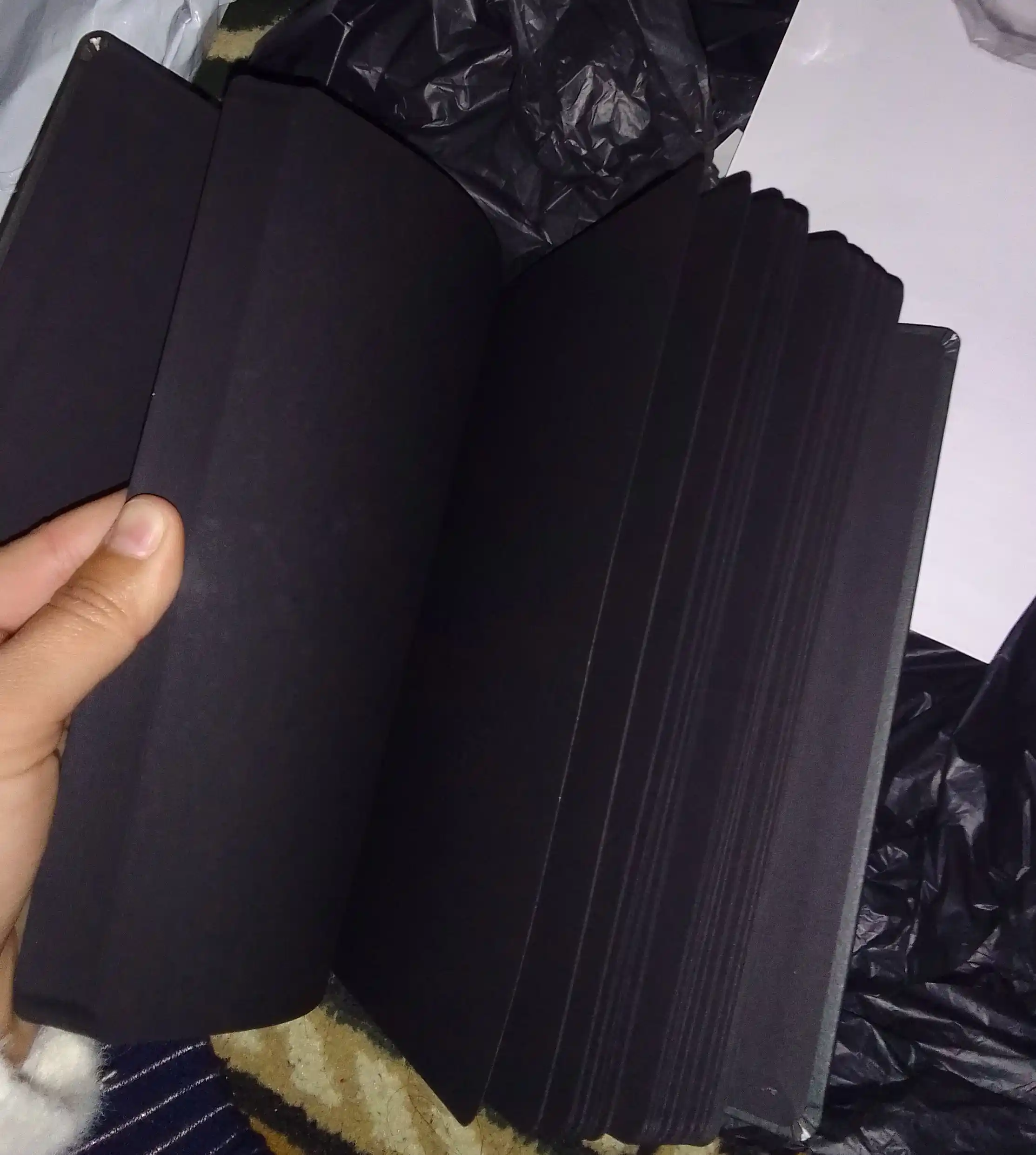 Bloknot, To‘plam, qora koinot daftari, qora varaqlar, ruchkalar, oq va kumush pasta bilan