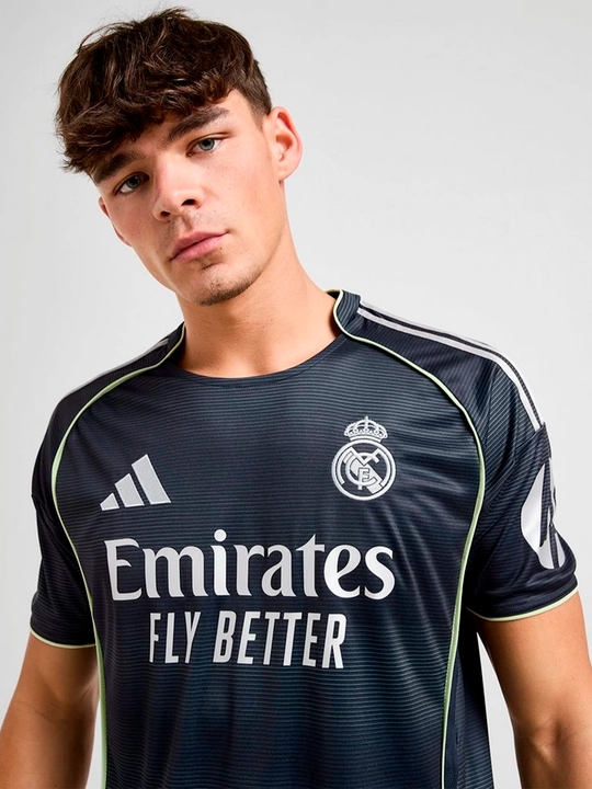 Real Madrid jamoasining 2025/26 mavsum futbol formalari ismingiz bilan