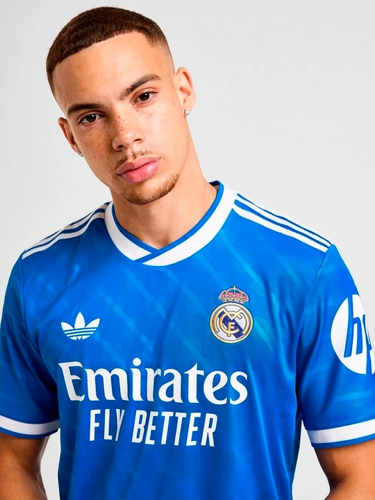 Real Madrid jamoasining 2025/26 mavsum futbol formalari ismingiz bilan