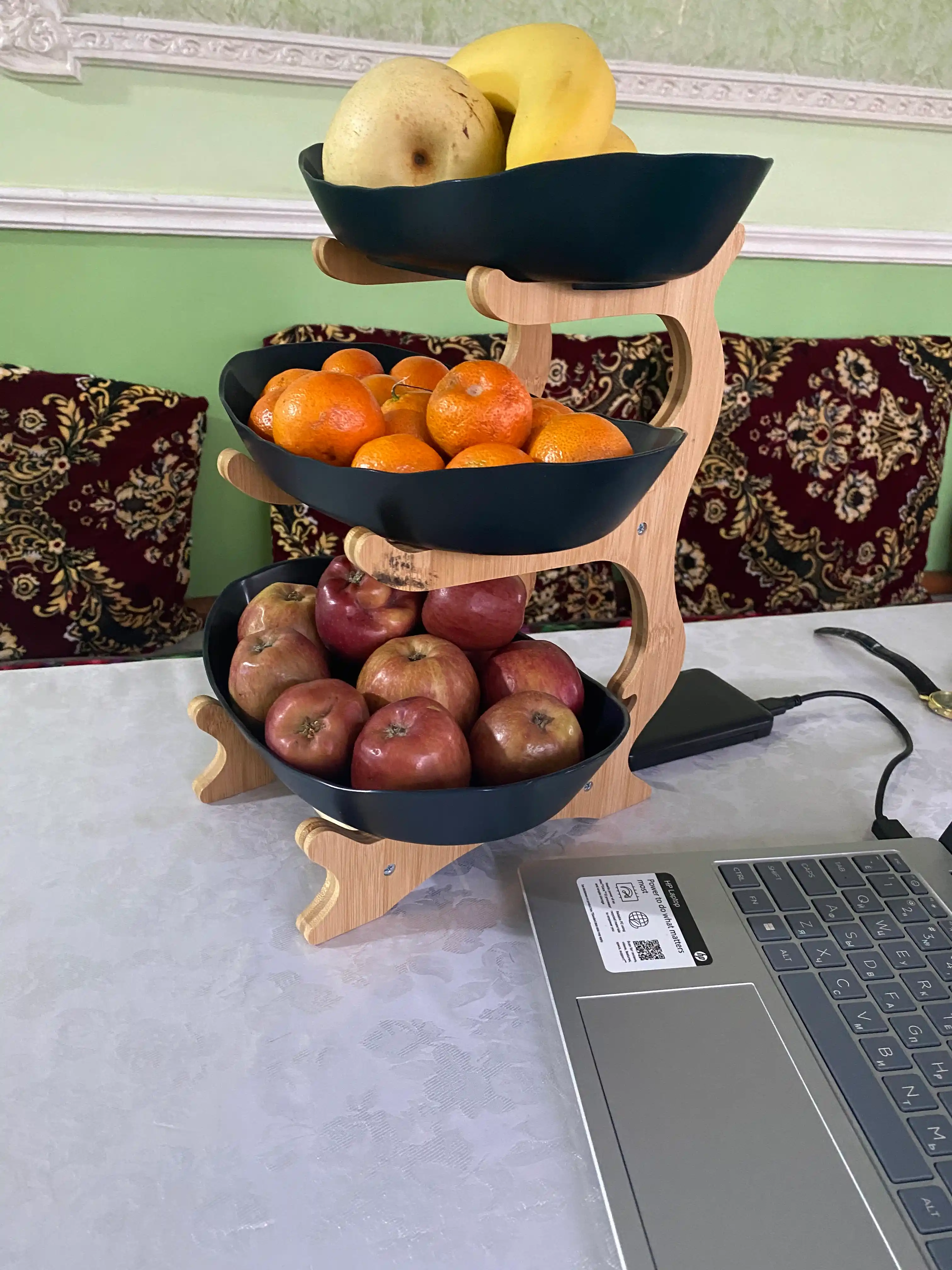 Uch qavatli meva idishi